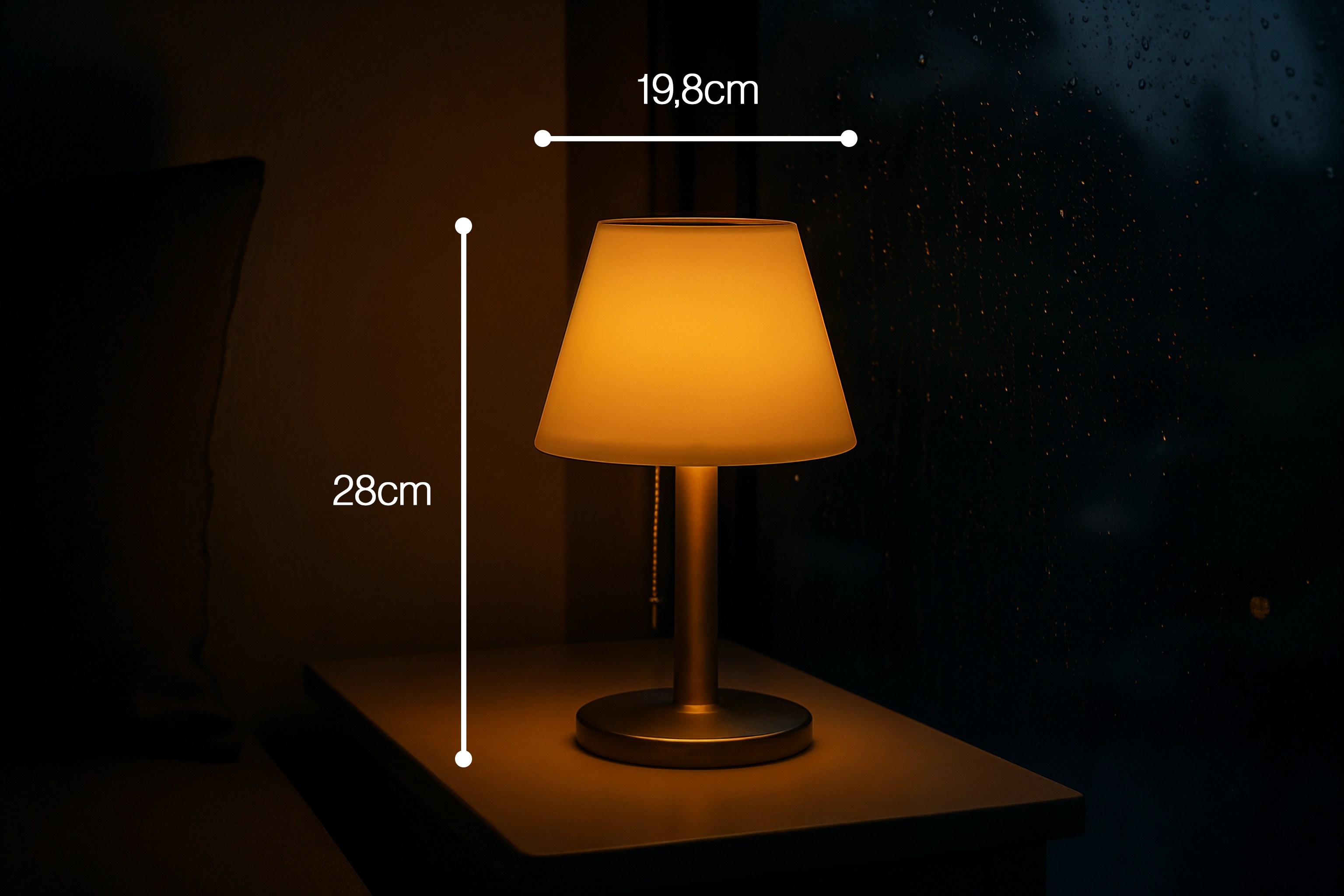 Eine brennende Lampe auf einem Tisch mit dunklem Hintergrund. Die Lampe ist hellgelb mit silbernem Sockel.
