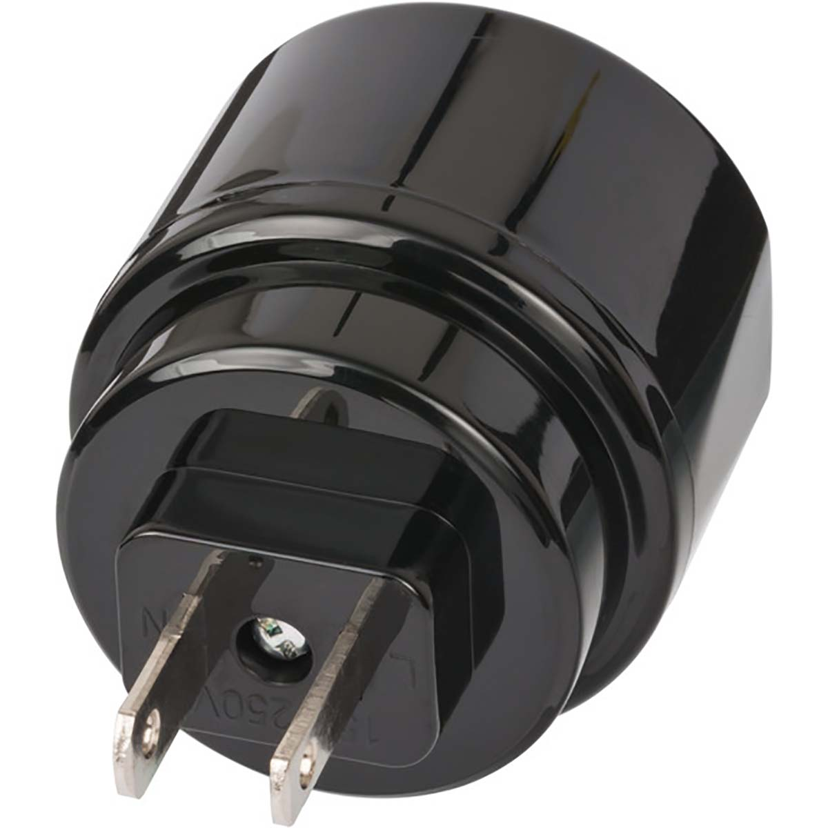 Fişleri dönüştürmek için tasarlanmış, uçları olan siyah bir adaptör. Yakın çekim görünümü gösterir.