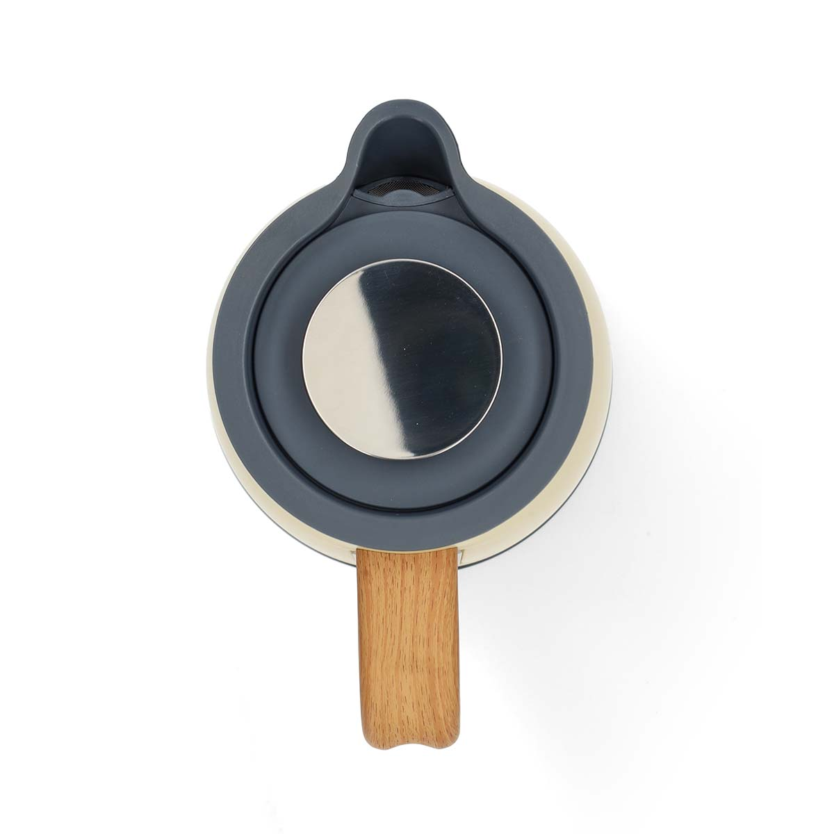 Widok z góry na czajnik z drewnianym uchwytem i ciemnoszarą pokrywką.