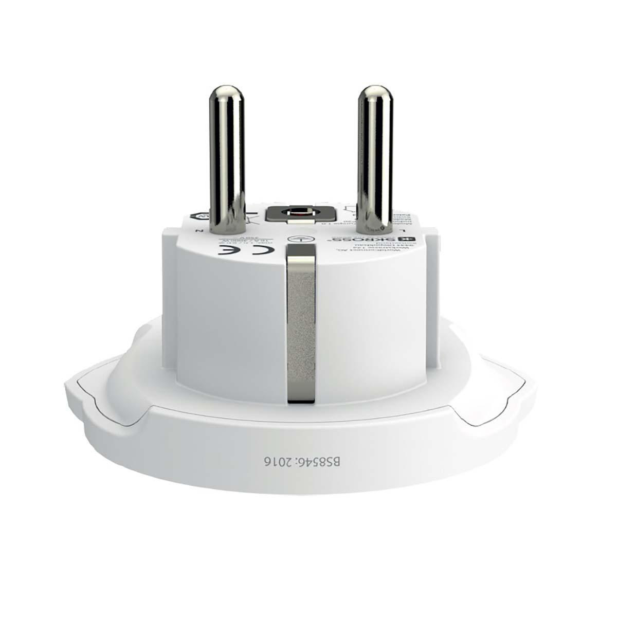 Adattatore da viaggio bianco con due spine e una porta USB. Testo: BS8546:2016. Marchio CE.