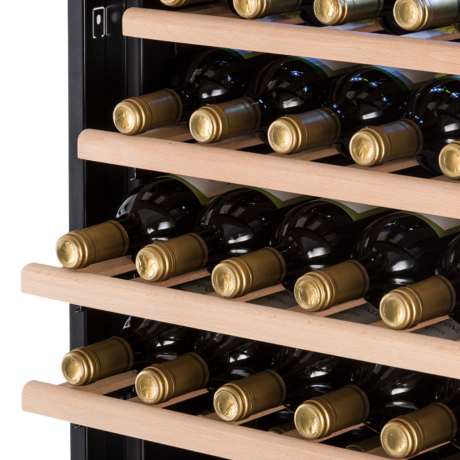 Una cantinetta con diverse bottiglie di vino all'interno, visibili attraverso la porta a vetro.