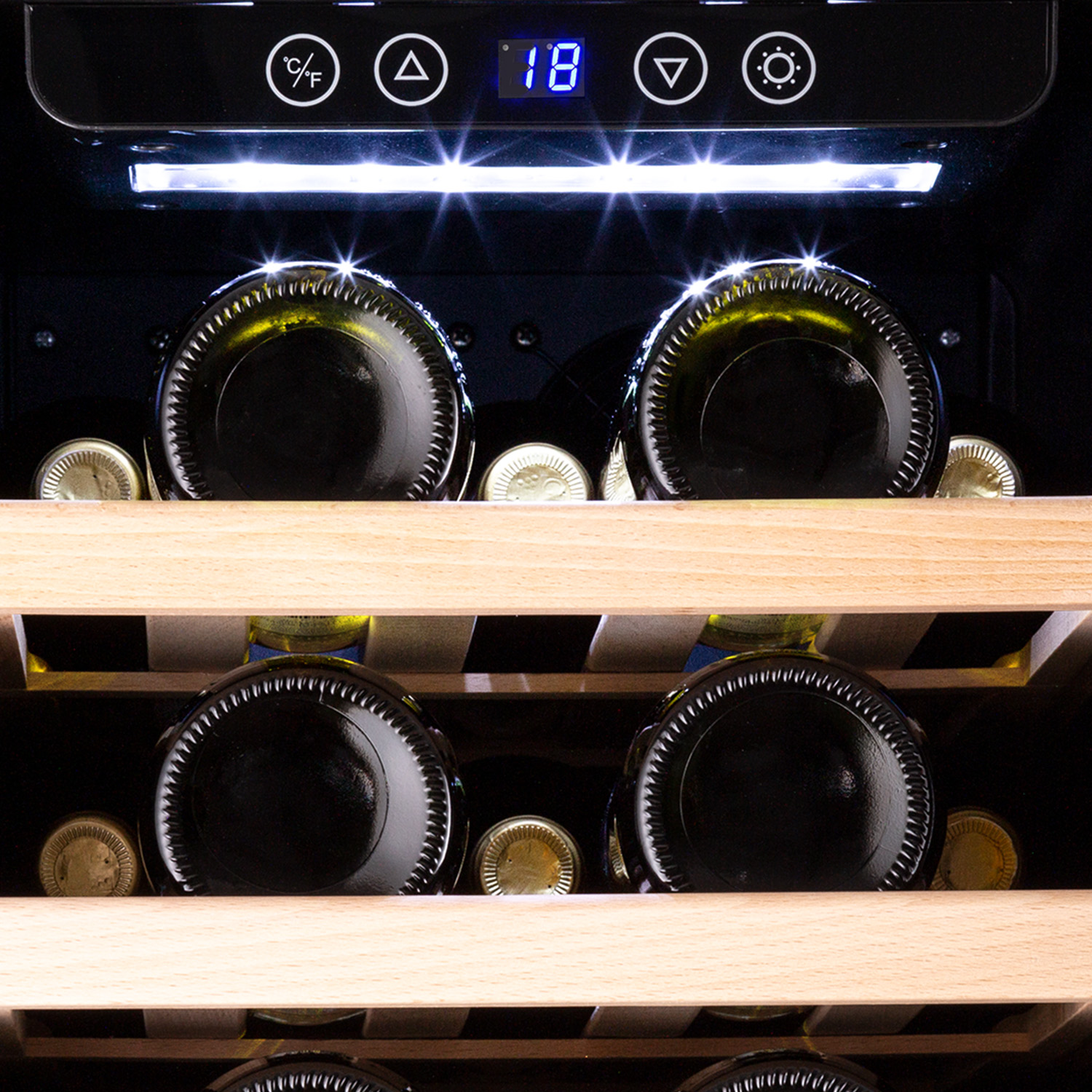 Interno di un refrigeratore per vino con bottiglie, ripiani in legno e un display digitale in alto.