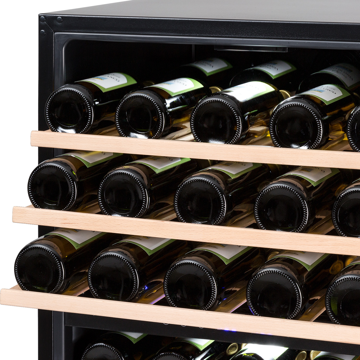 Bottiglie di vino in un refrigeratore per vini. Il refrigeratore è nero con ripiani in legno e luce blu.