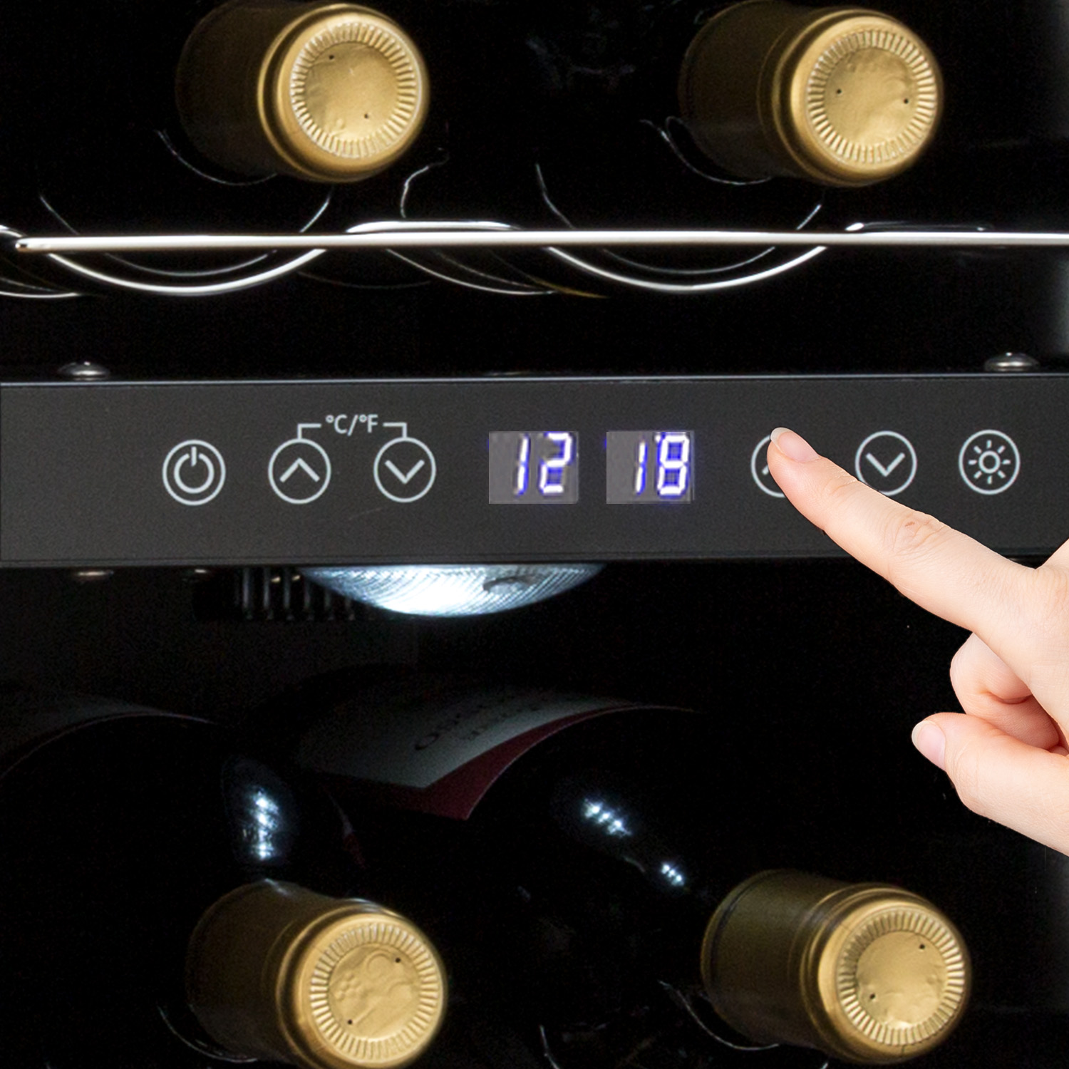 Una mano che tocca il pannello di controllo di una cantinetta, mostrando le impostazioni della temperatura e bottiglie.