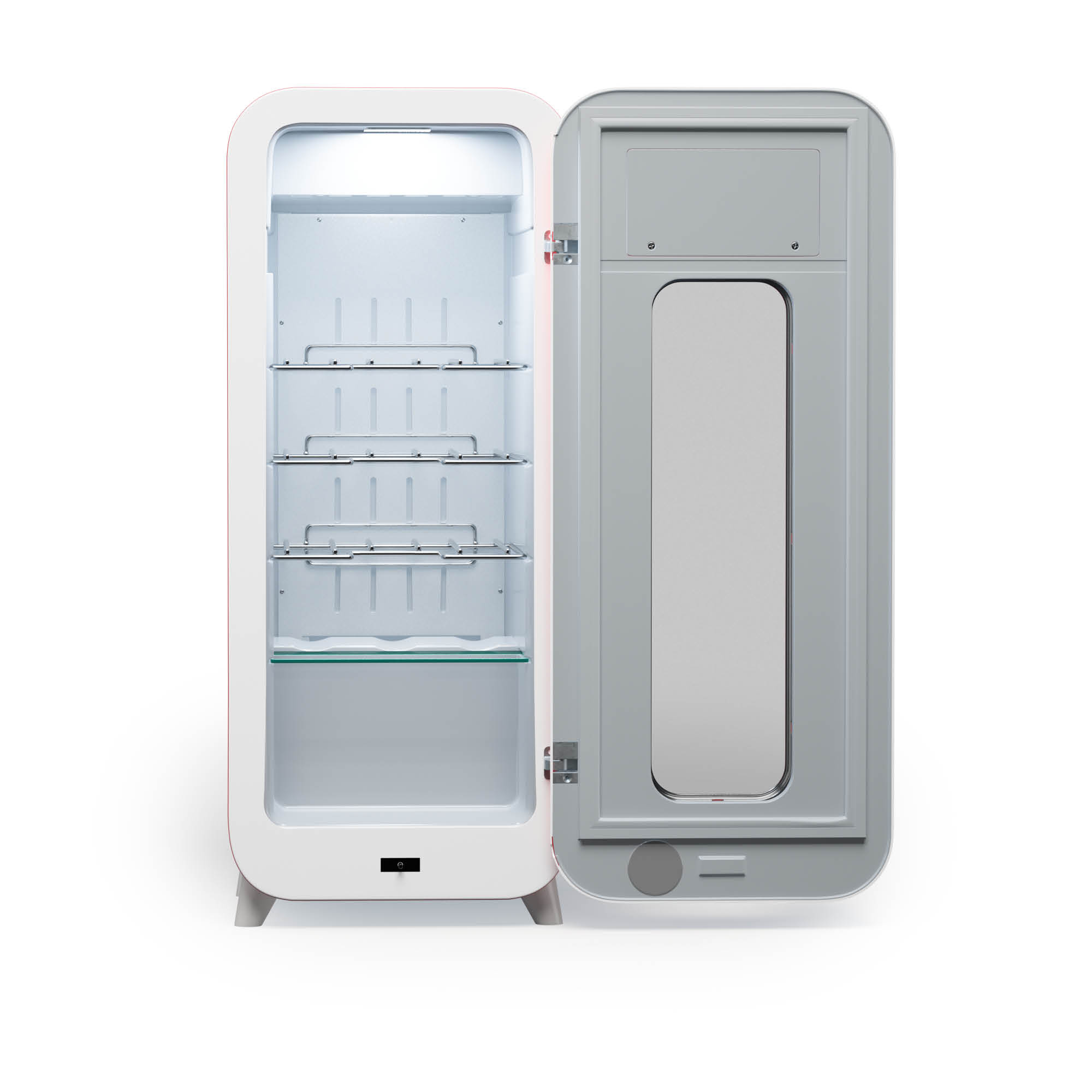 Ein offener weißer Kühlschrank mit Regalen, einem Spiegel an der Tür und einem Bedienfeld unten.