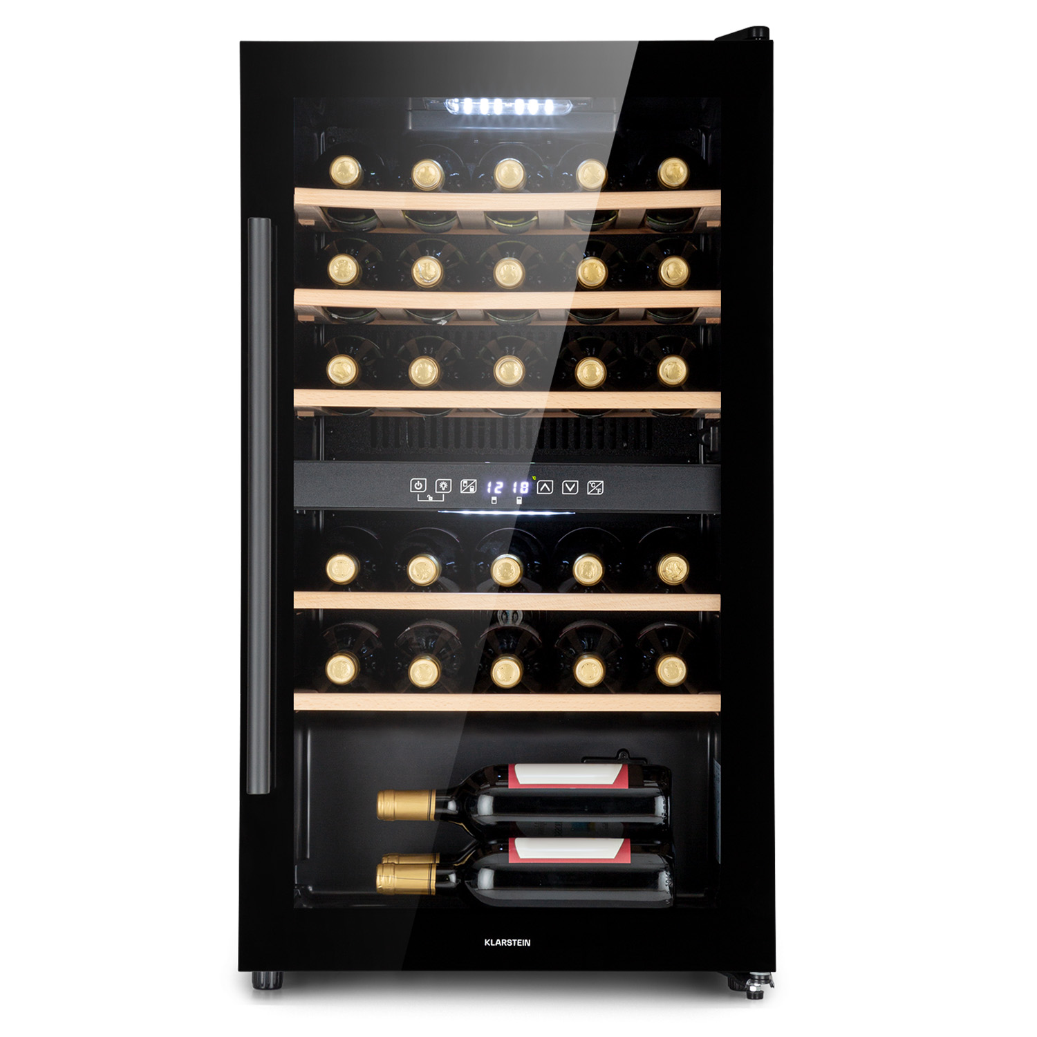 Una vinoteca negra con botellas de vino, estantes de madera y una puerta de cristal.
