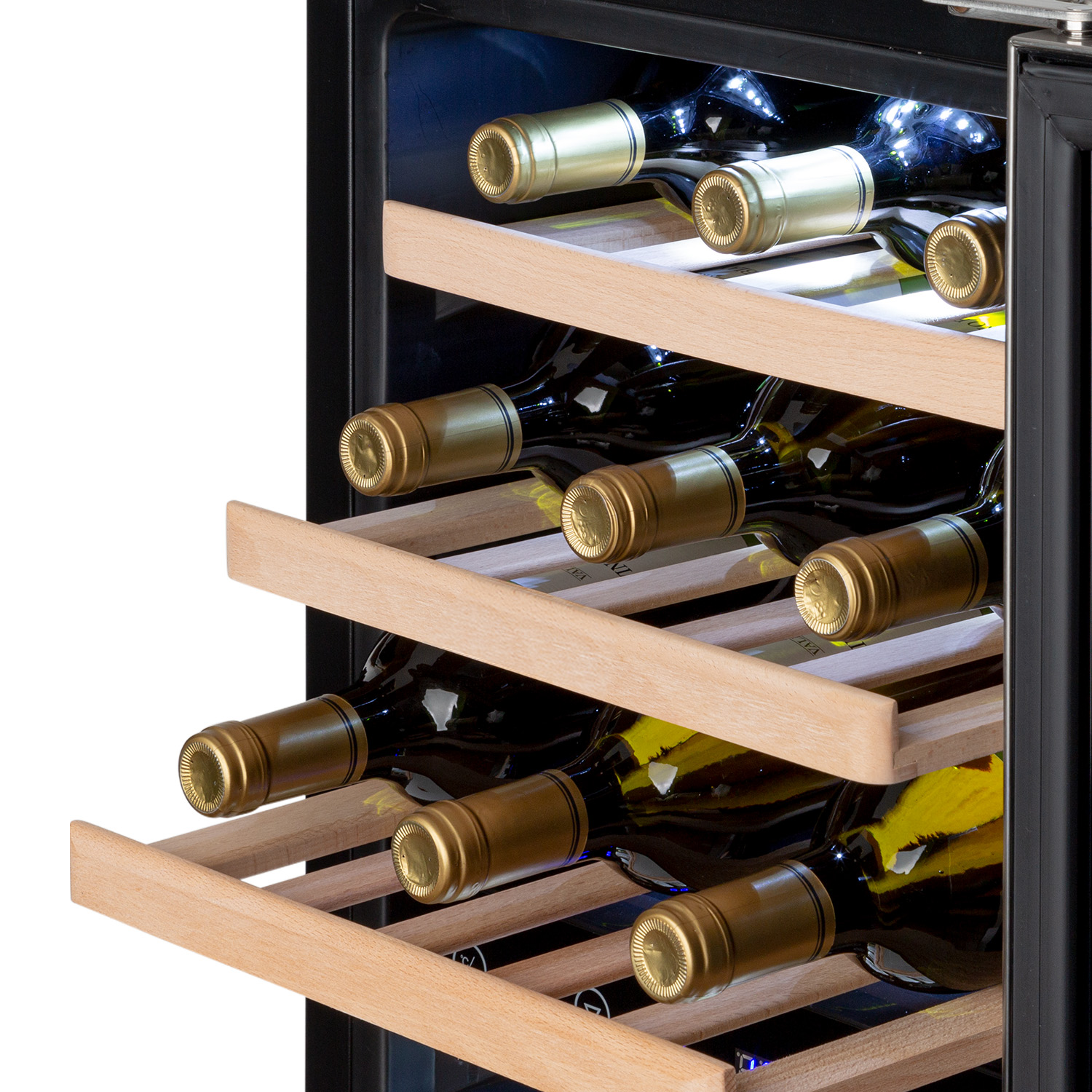 Cantinetta con bottiglie all'interno, ripiani in legno e luce.