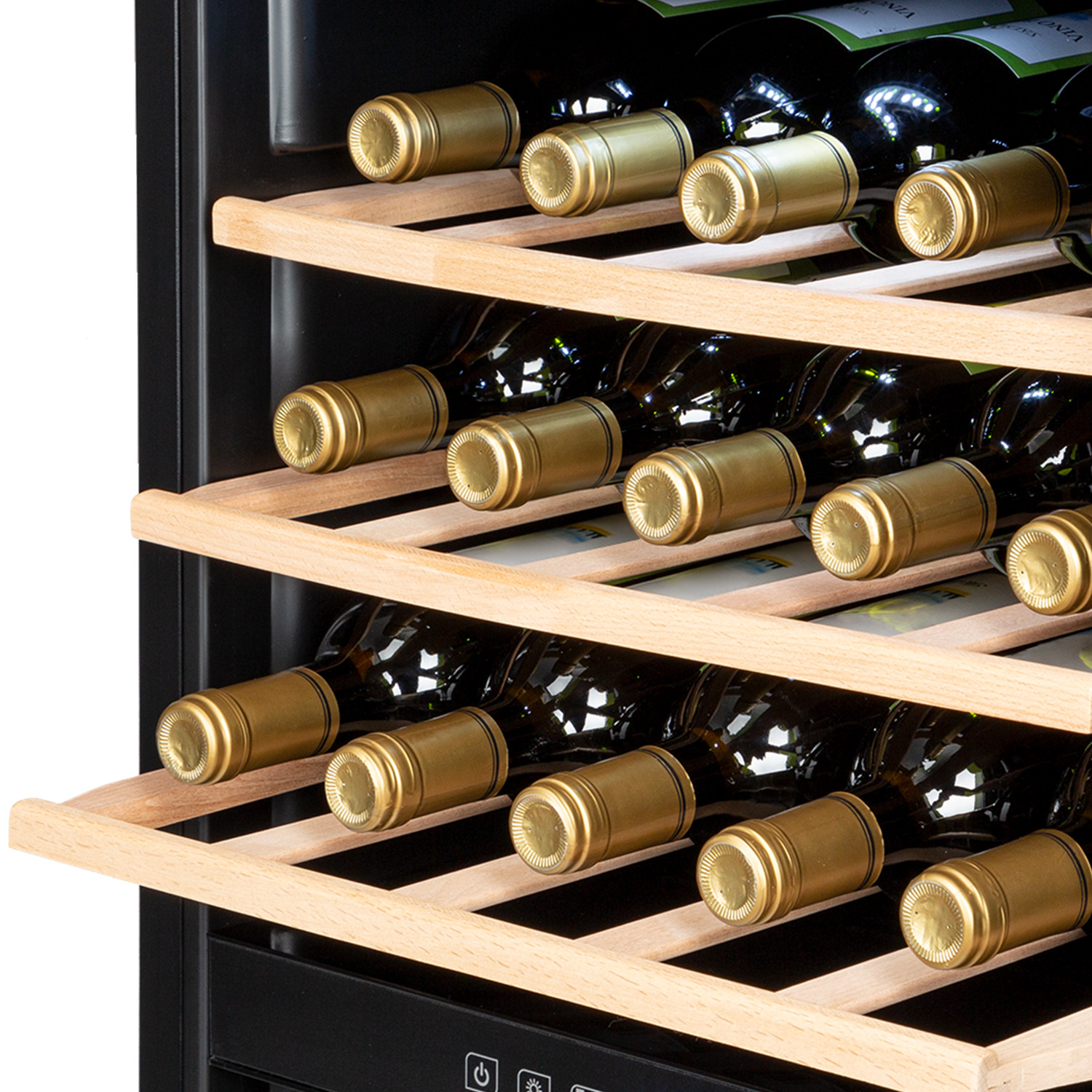 Botellas de vino almacenadas en estantes de madera dentro de una vinoteca negra. Tapones dorados visibles.