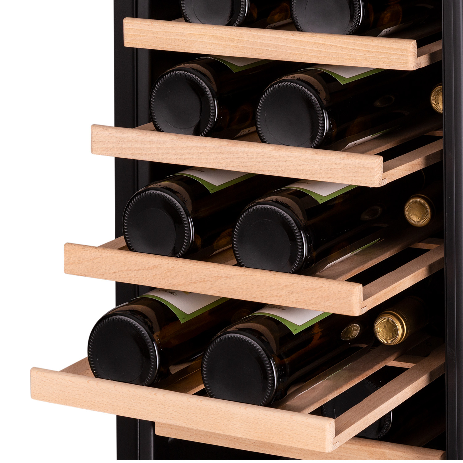 Bottiglie di vino conservate su ripiani in legno in una cantinetta.