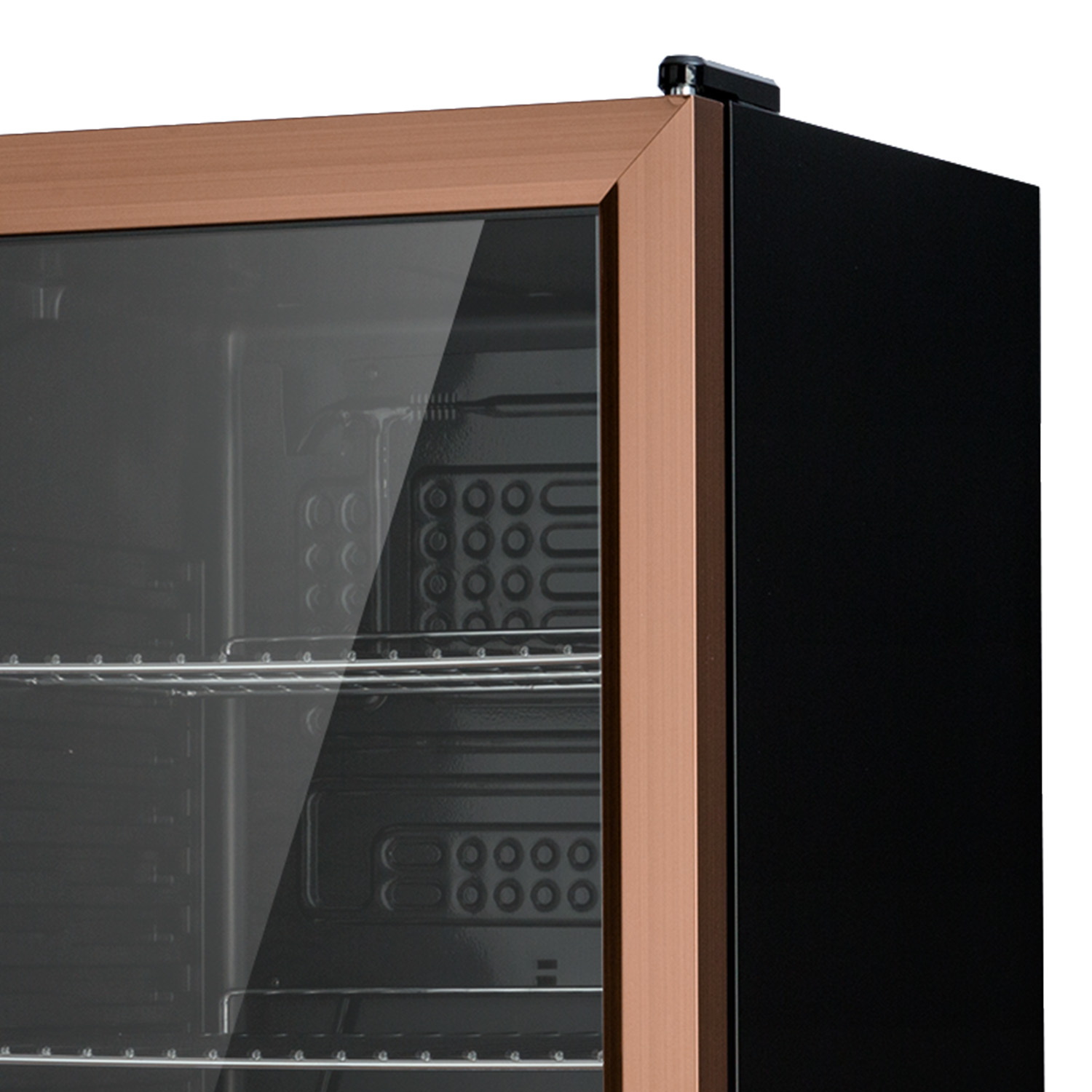 Primer plano de la esquina de un refrigerador. Marco marrón, lado negro y puerta de vidrio.