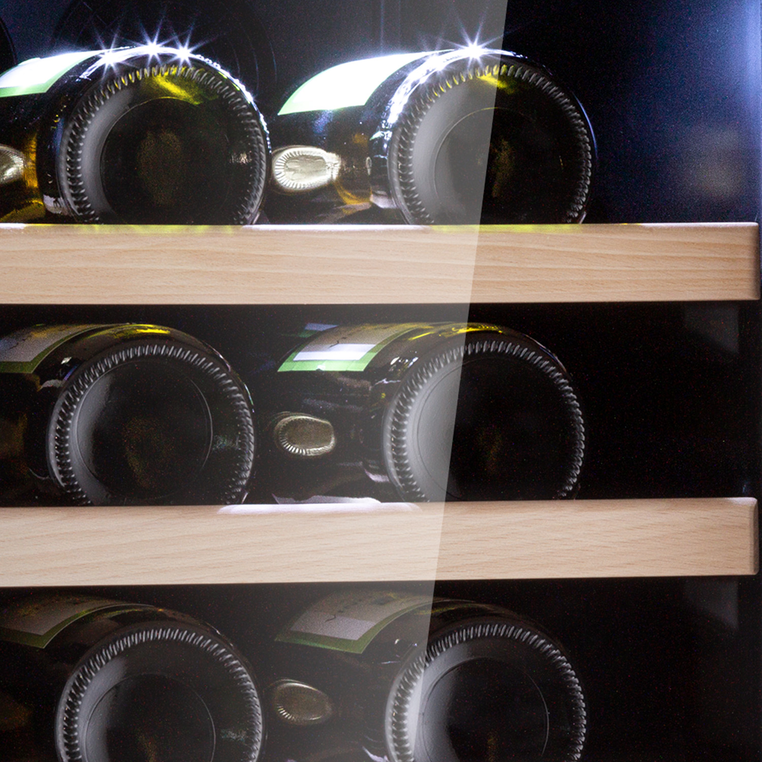 Bottiglie di vino in una cantinetta. Ripiani in legno e porta a vetri. Riflessi di luce sul vetro.