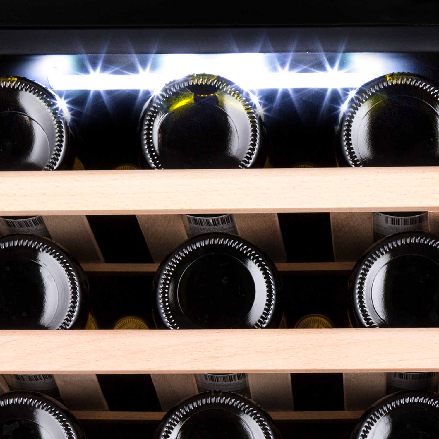 Weinflaschen in einem Kühlschrank. Holzregale und ein Licht über den Flaschen.