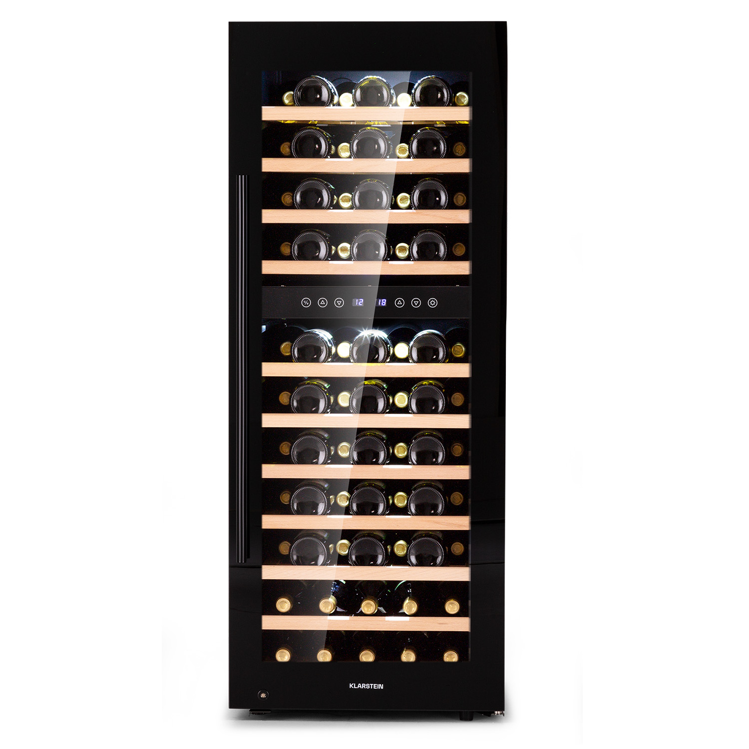 Cantinetta nera con porta a vetro, piena di bottiglie di vino su ripiani in legno.