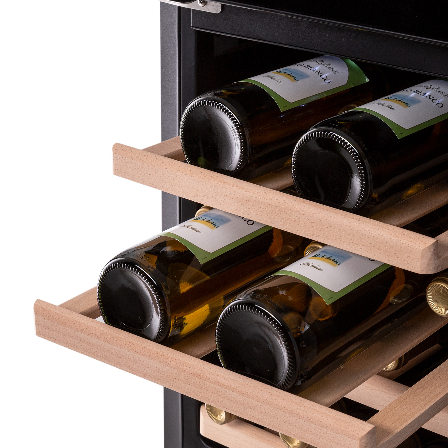 Bottiglie di vino su ripiani di legno all'interno di una cantinetta. Le bottiglie sono visibili.