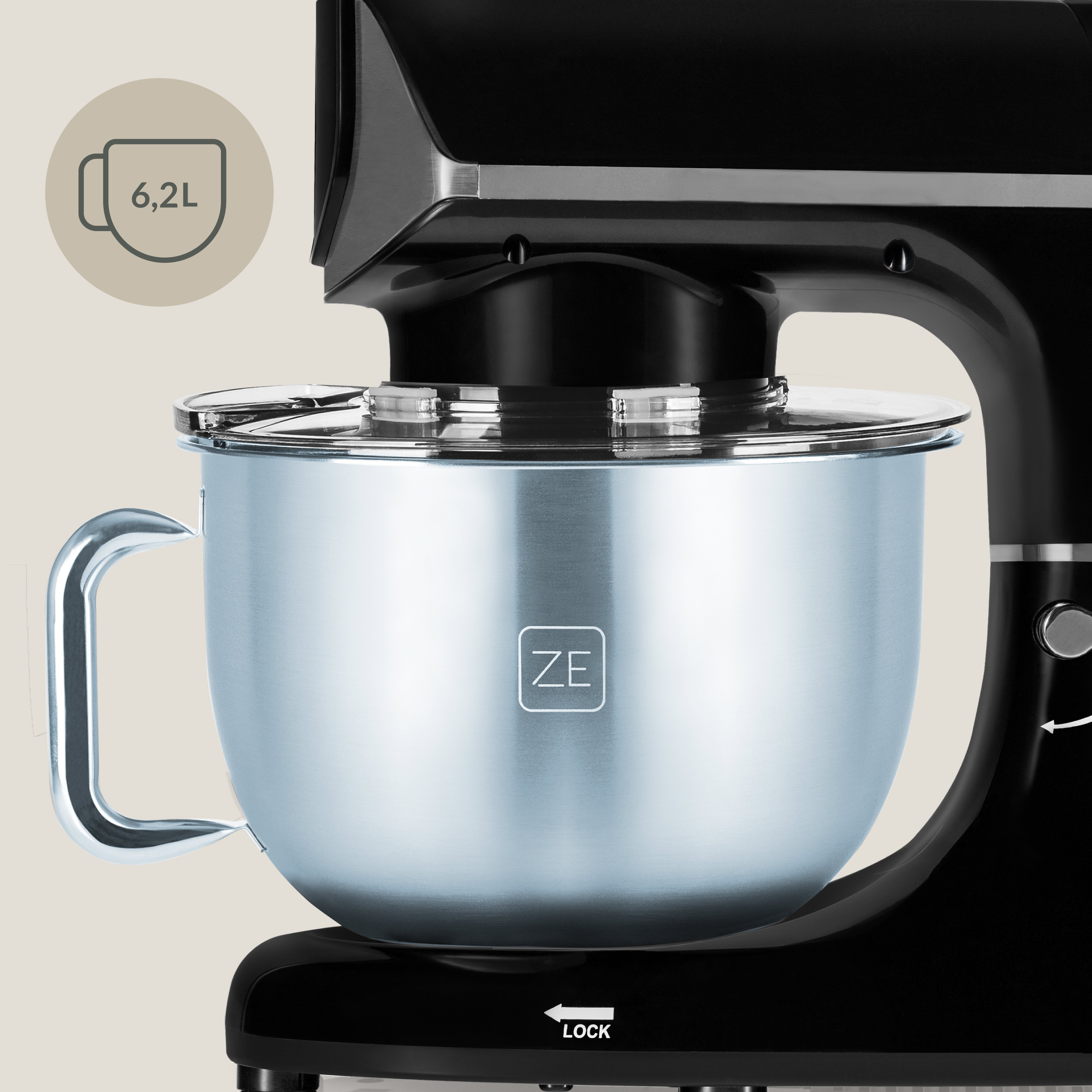 Zbliżenie czarnego miksera kuchennego z niebieską misą i srebrnym uchwytem. Pokazuje markę ZE.