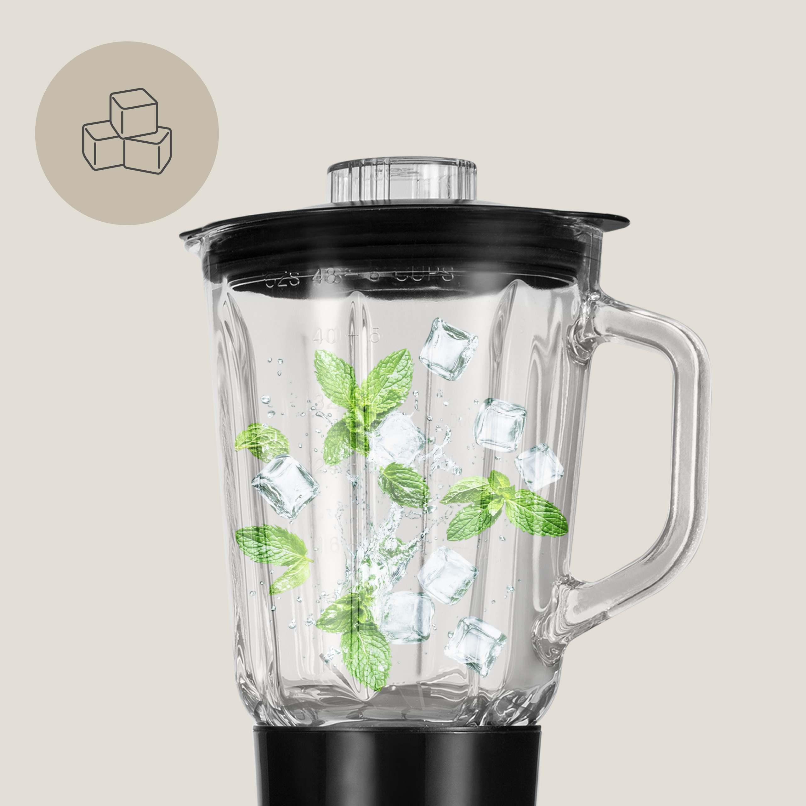 Dzbanek blendera z kostkami lodu i listkami mięty w środku, przezroczyste szkło i uchwyt.