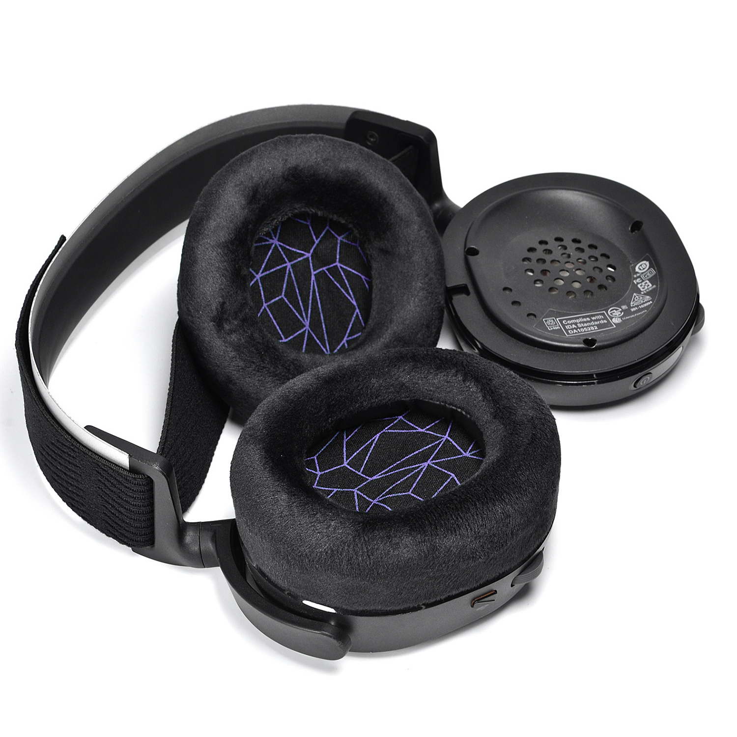Schwarze Kopfhörer. Ohrmuscheln sind abgenommen, zeigen Plüschmaterial und lila Design.