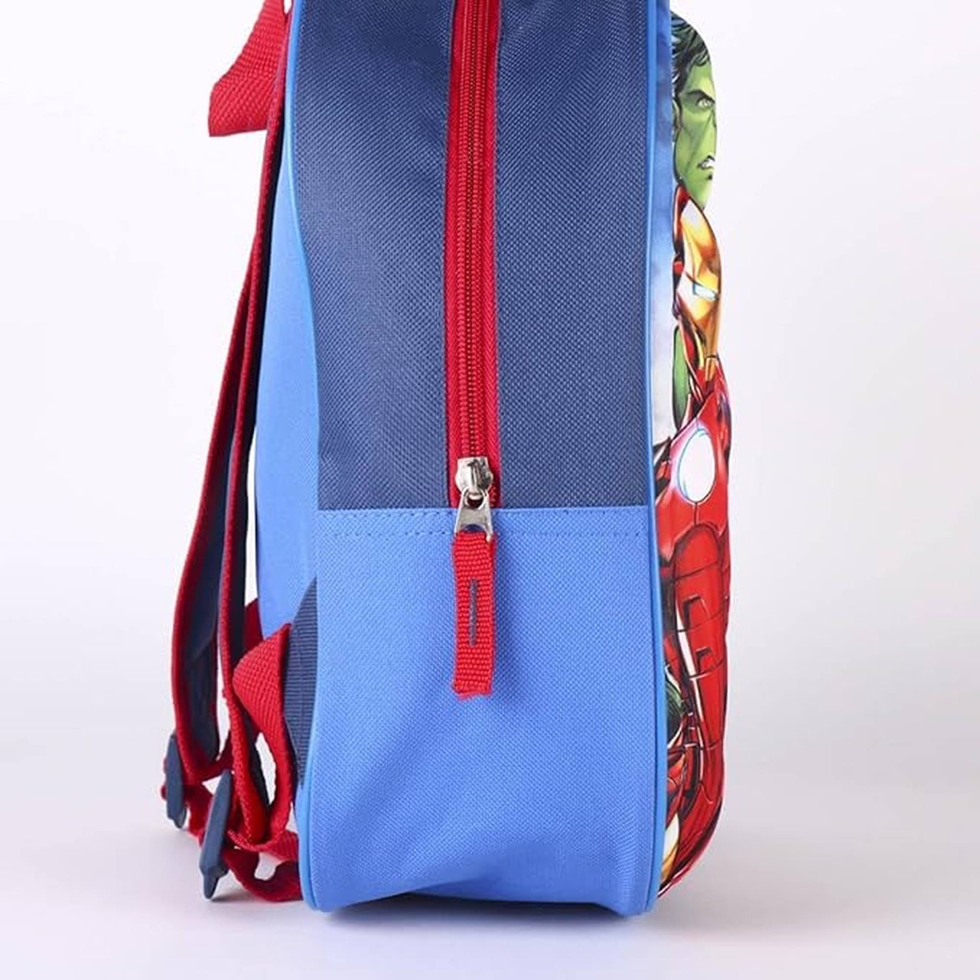 Blauer Rucksack mit rotem Reißverschluss mit Avengers-Charakteren.