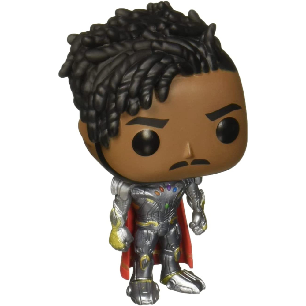 Una figura Funko Pop de un hombre con armadura plateada y capa roja. Tiene rastas.