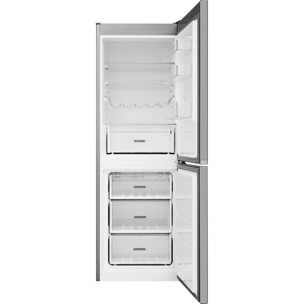 Un frigorifero con la porta aperta. All'interno ci sono ripiani, cassetti e un portabottiglie. Il frigorifero è argento e bianco.