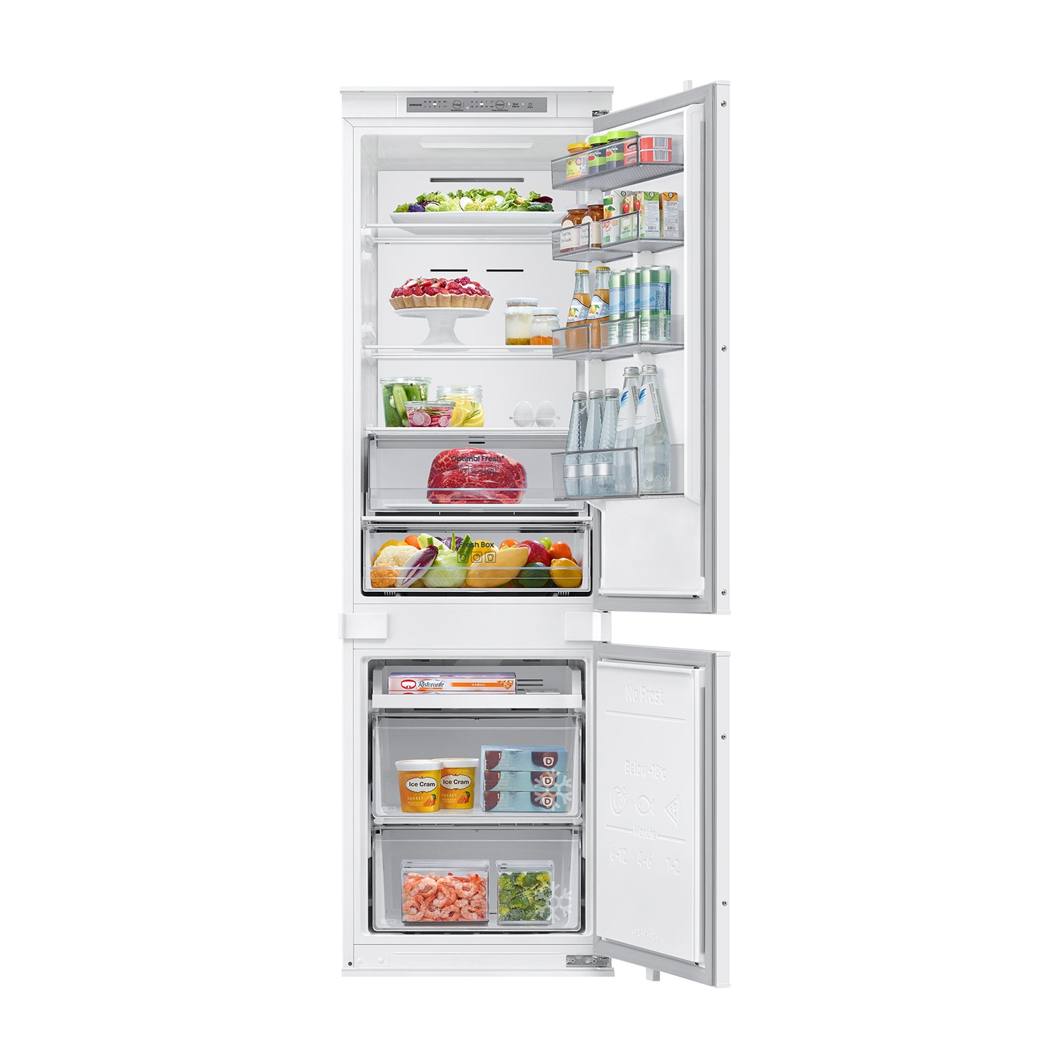 Interior de un frigorífico, mostrando estantes con alimentos, productos y recipientes.