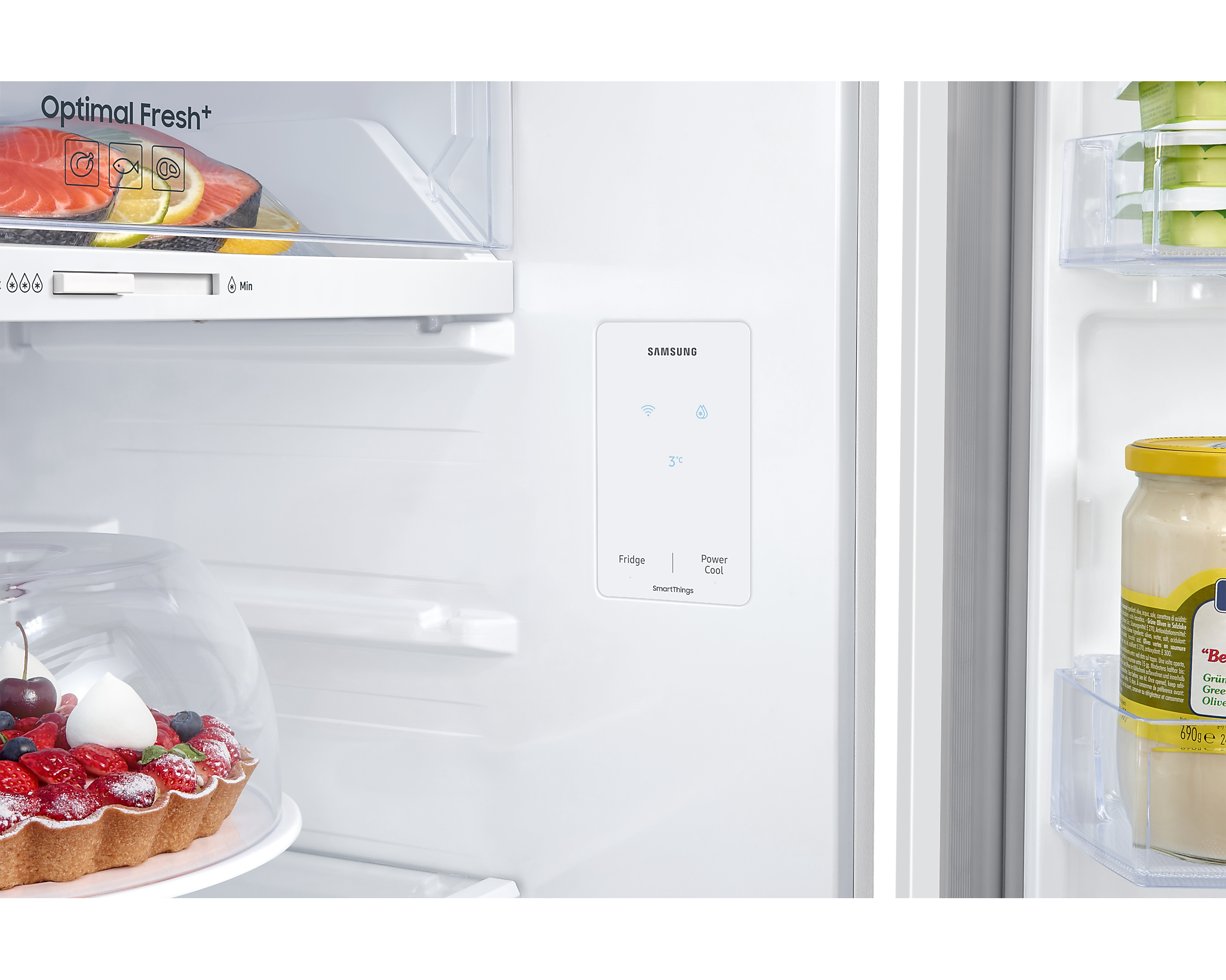 Wnętrze lodówki z półkami, produktami i artykułami spożywczymi.