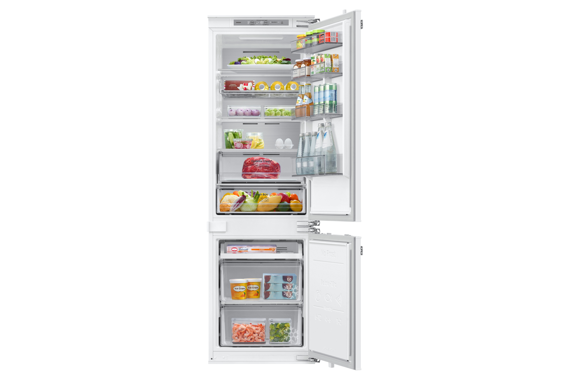 Offener weißer Kühlschrank mit Regalen voller Lebensmittel. Die Gefriertür ist geöffnet.