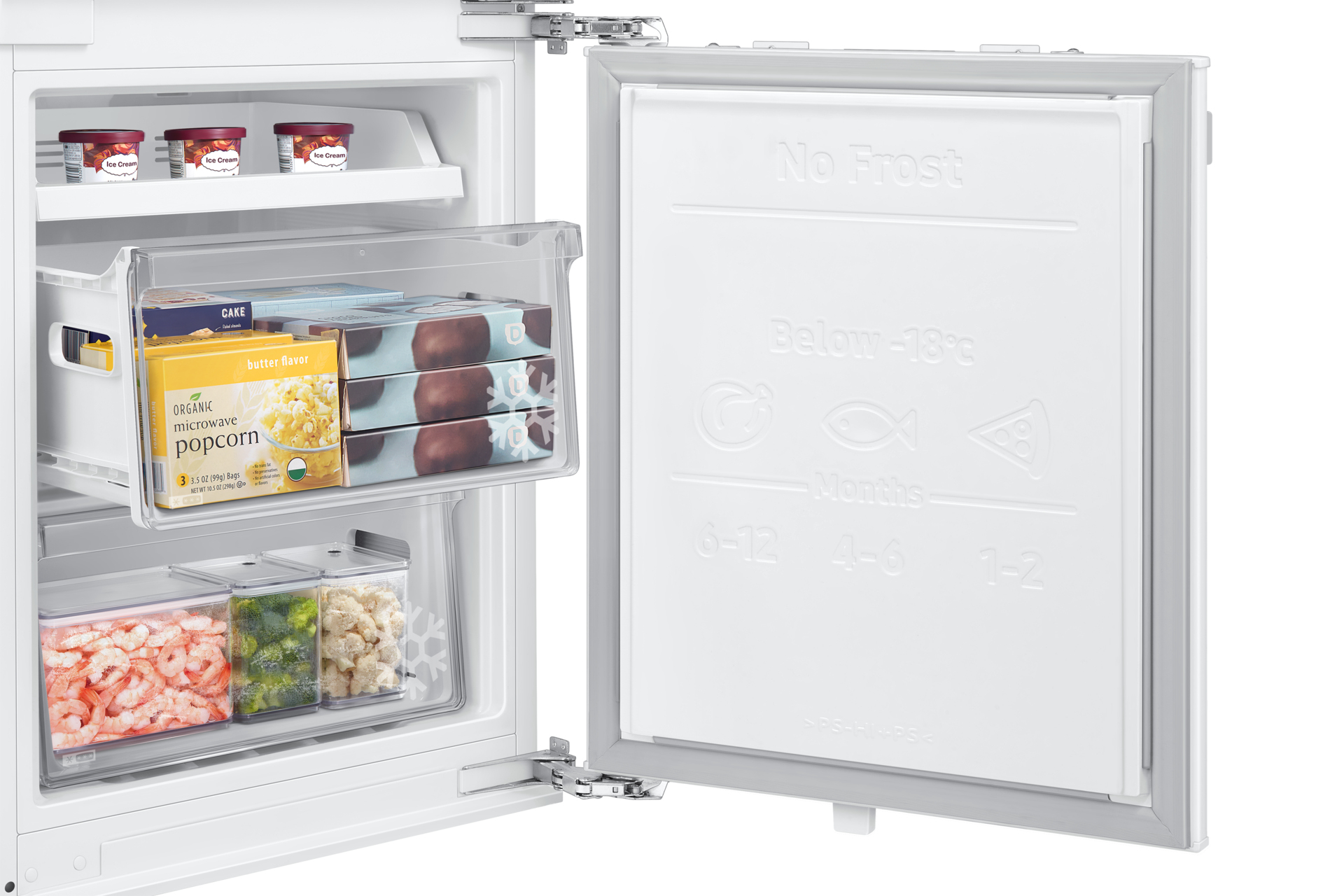 Ein Kühlschrank mit offener Tür, der Schubladen mit Tiefkühlkost und ein 'No Frost'-Zeichen zeigt.