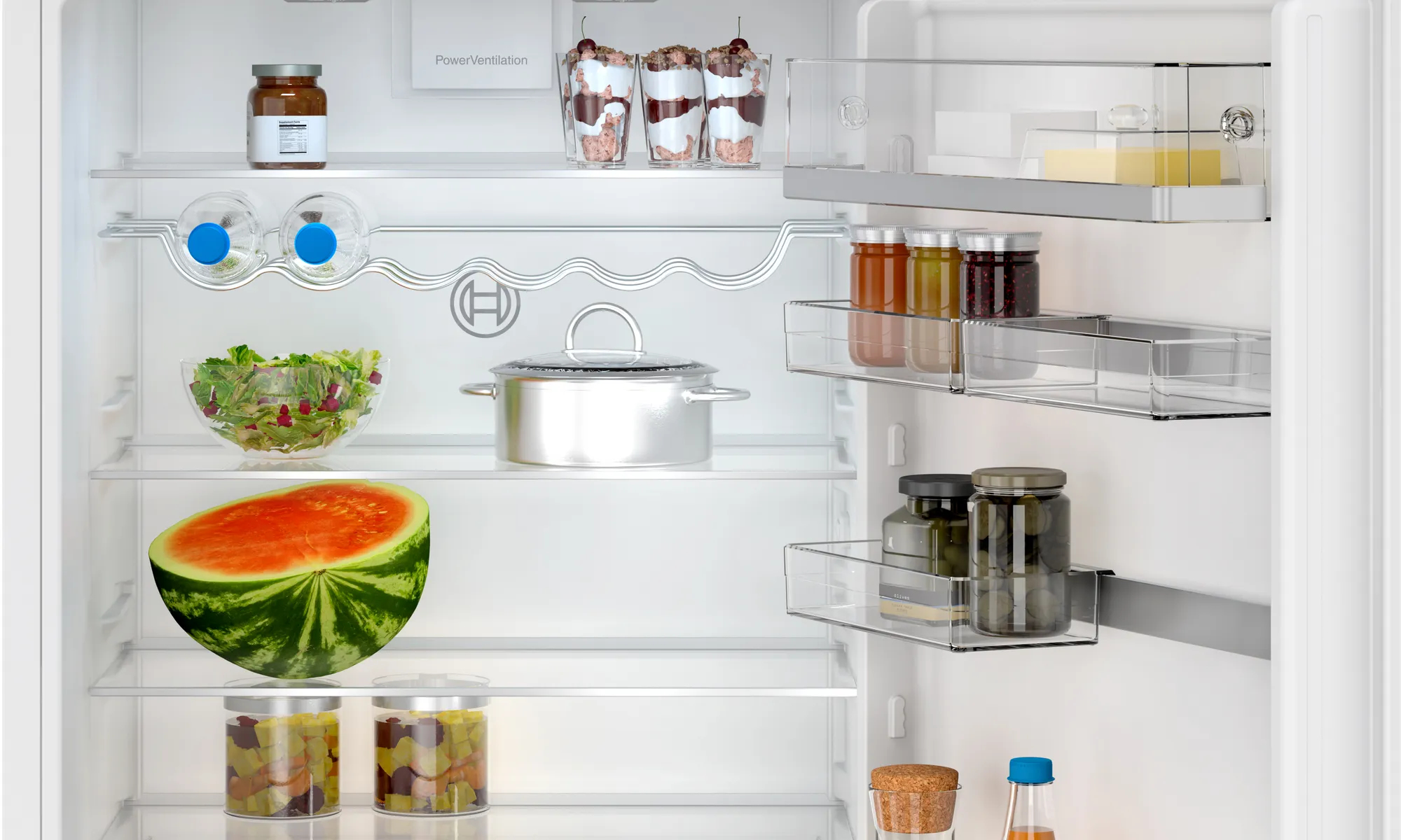 Otwarta lodówka wypełniona różnymi produktami spożywczymi, w tym słoikami, świeżymi produktami i daniami.