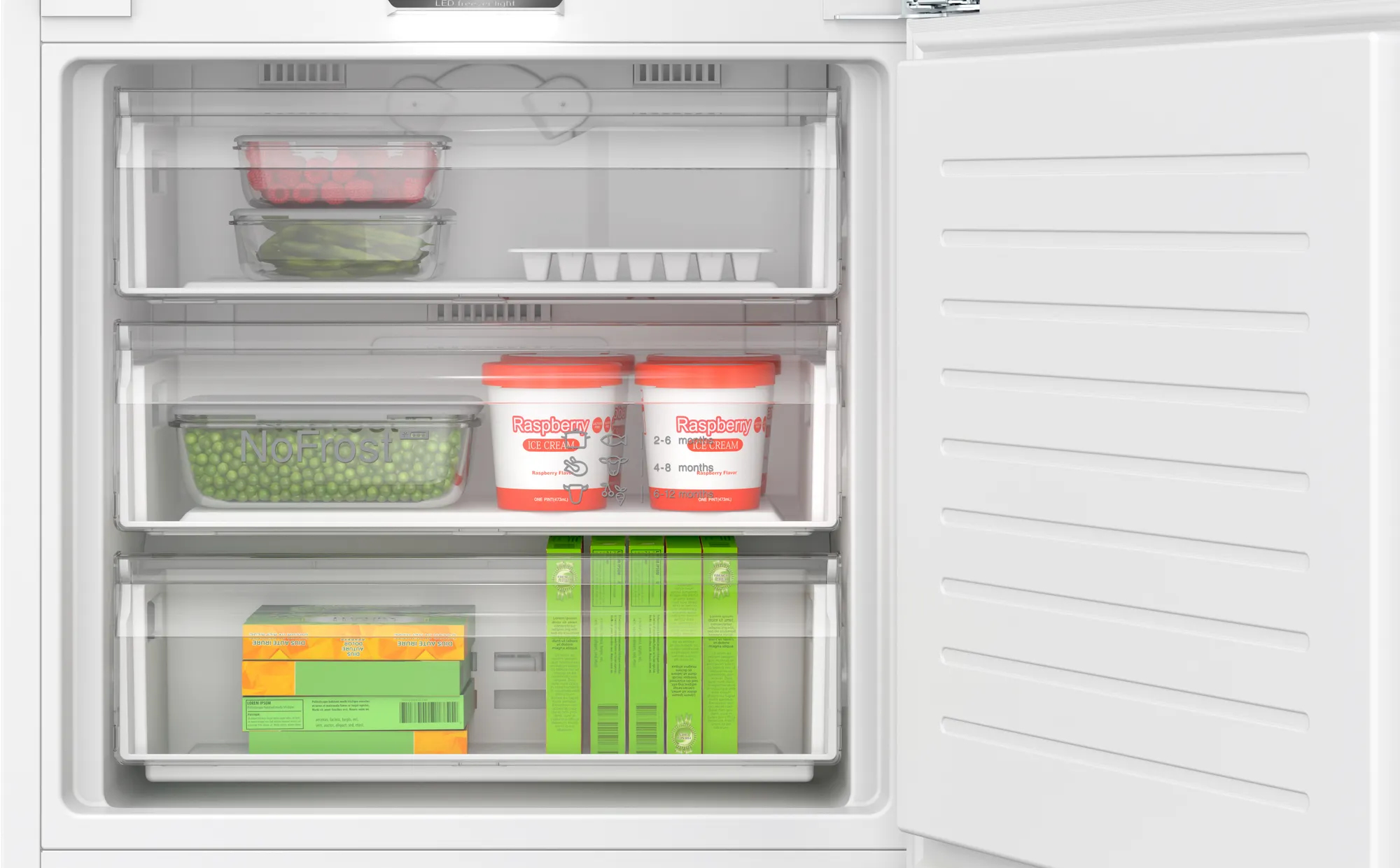 Komora zamrażarki z półkami pełnymi mrożonej żywności w pojemnikach. Widoczne etykiety i przezroczyste pojemniki.