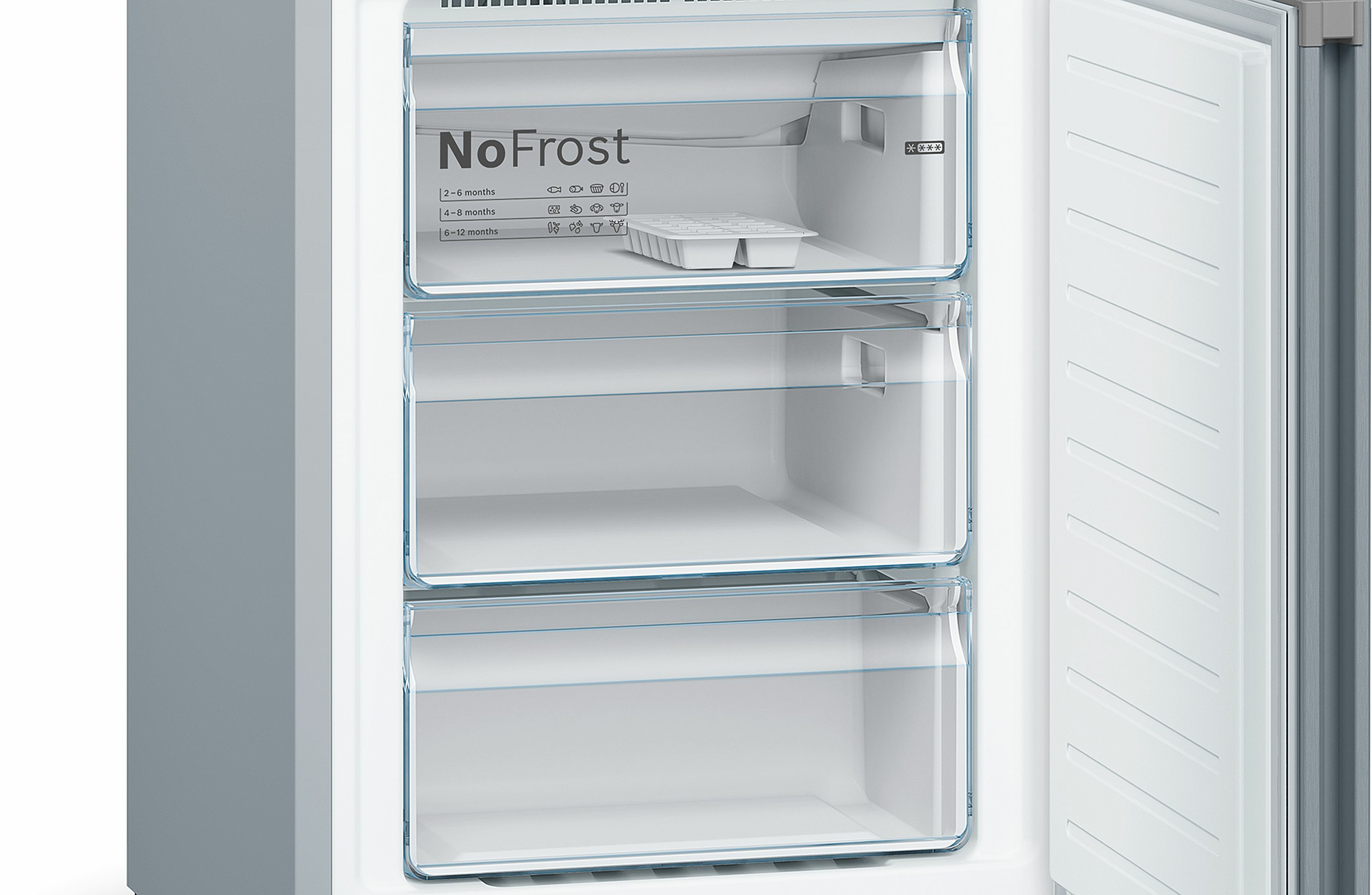 Vriesvakken met een NoFrost-label. Lege planken en een ijsbakje zichtbaar.