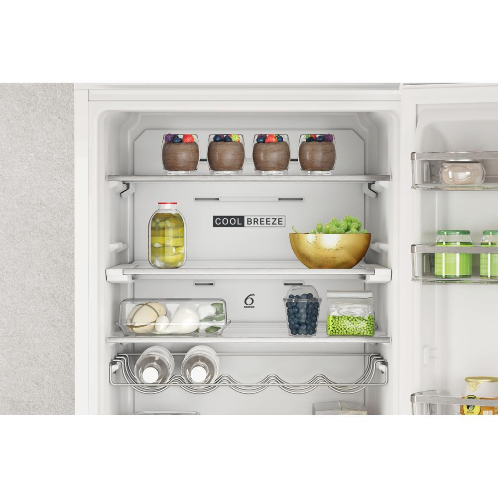 Interior del refrigerador con alimentos, bebidas y una vinoteca. Etiqueta Cool Breeze visible.