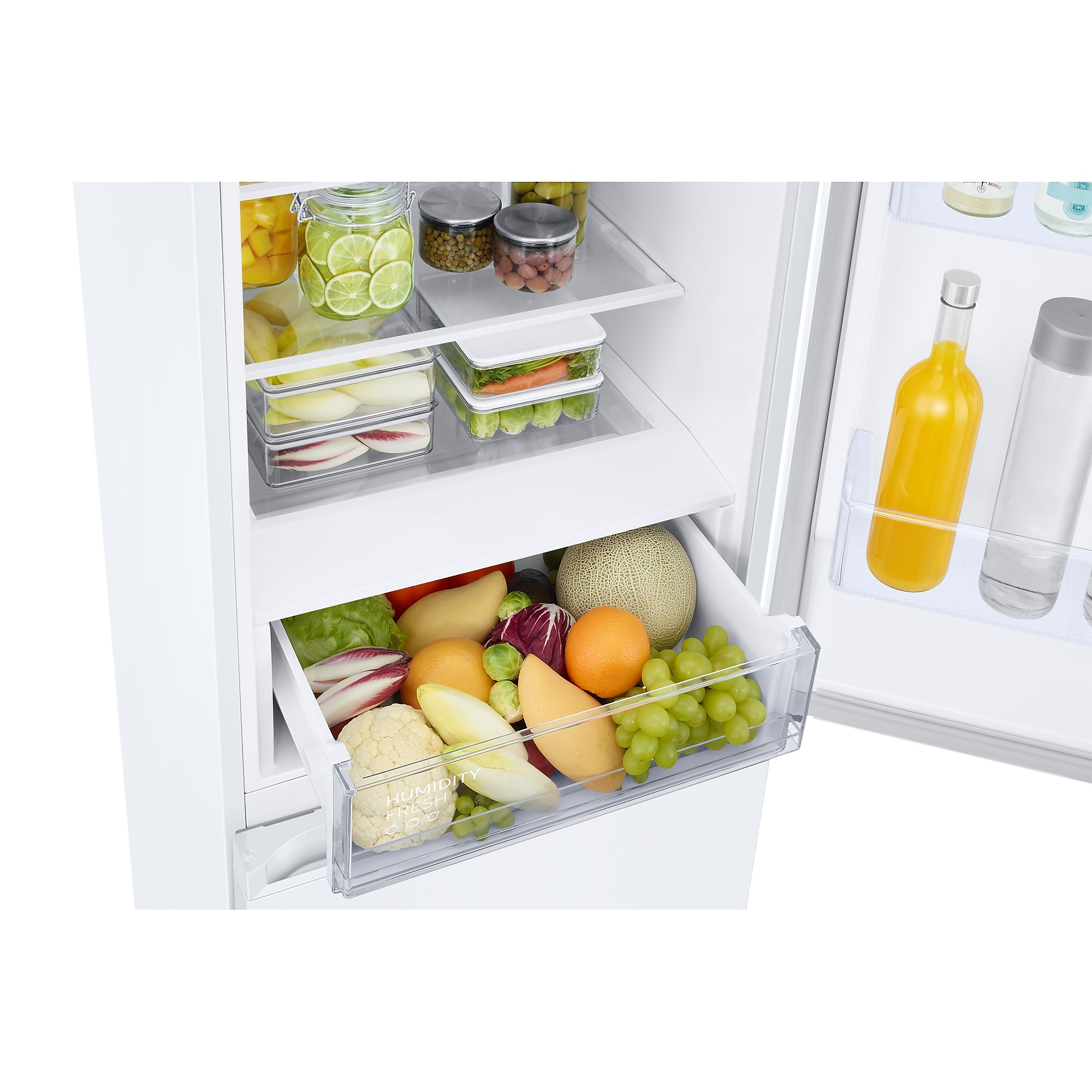 Interior de nevera con estantes de frutas, verduras y tarros de conservas.