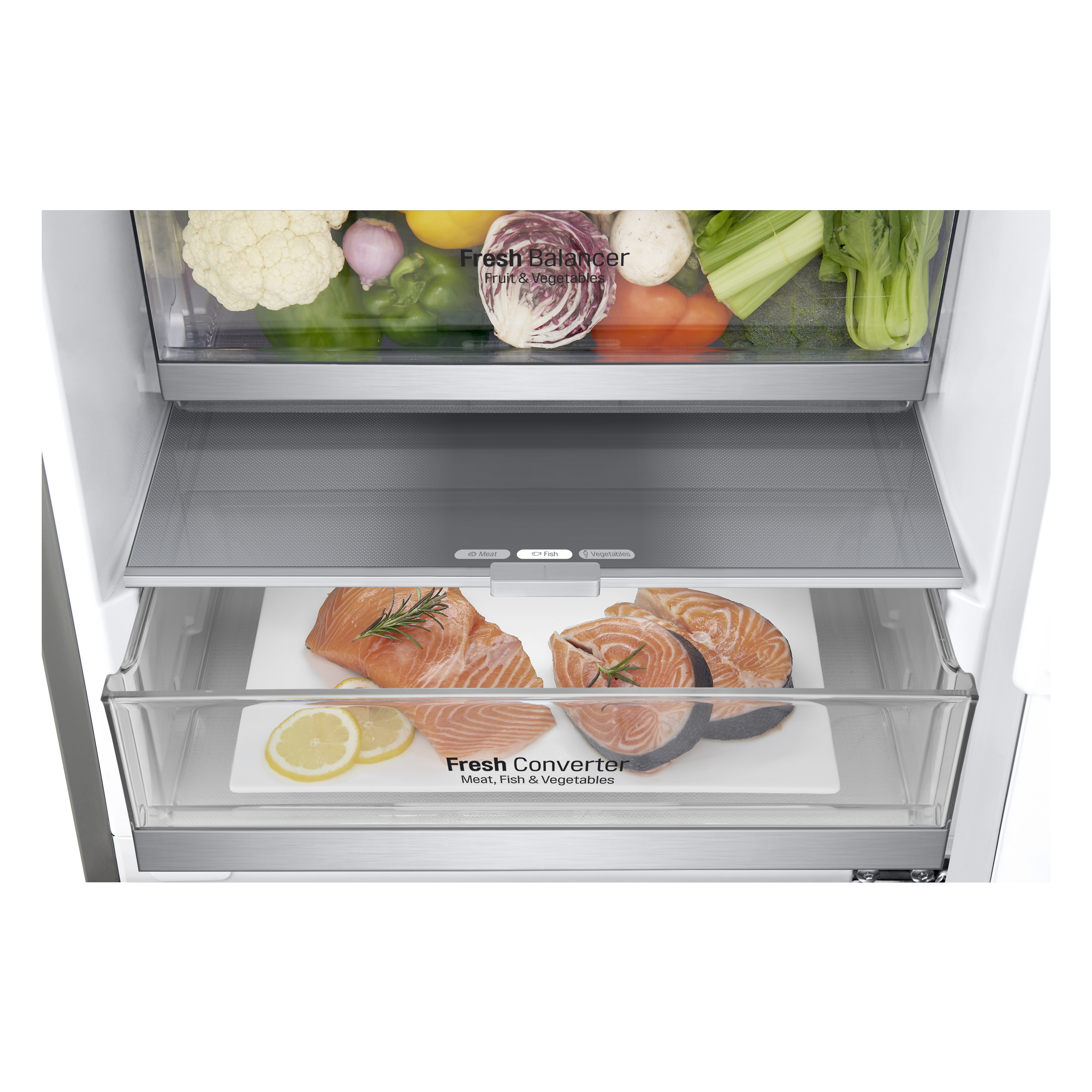 Zbliżenie szuflad lodówki z jedzeniem. Widoczny łosoś, cytryny, warzywa i etykieta 'Fresh Converter'.