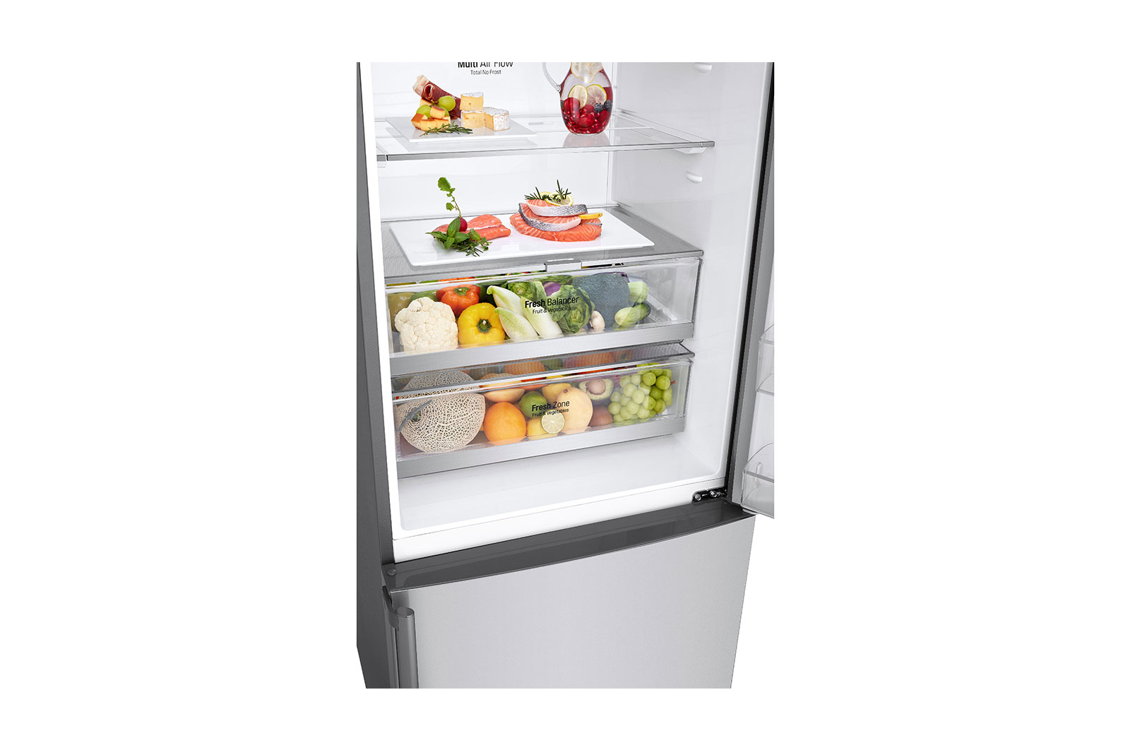 In einem Kühlschrank mit Regalen voller Lebensmittel, einschließlich Gemüse, Obst und zubereiteten Gerichten.