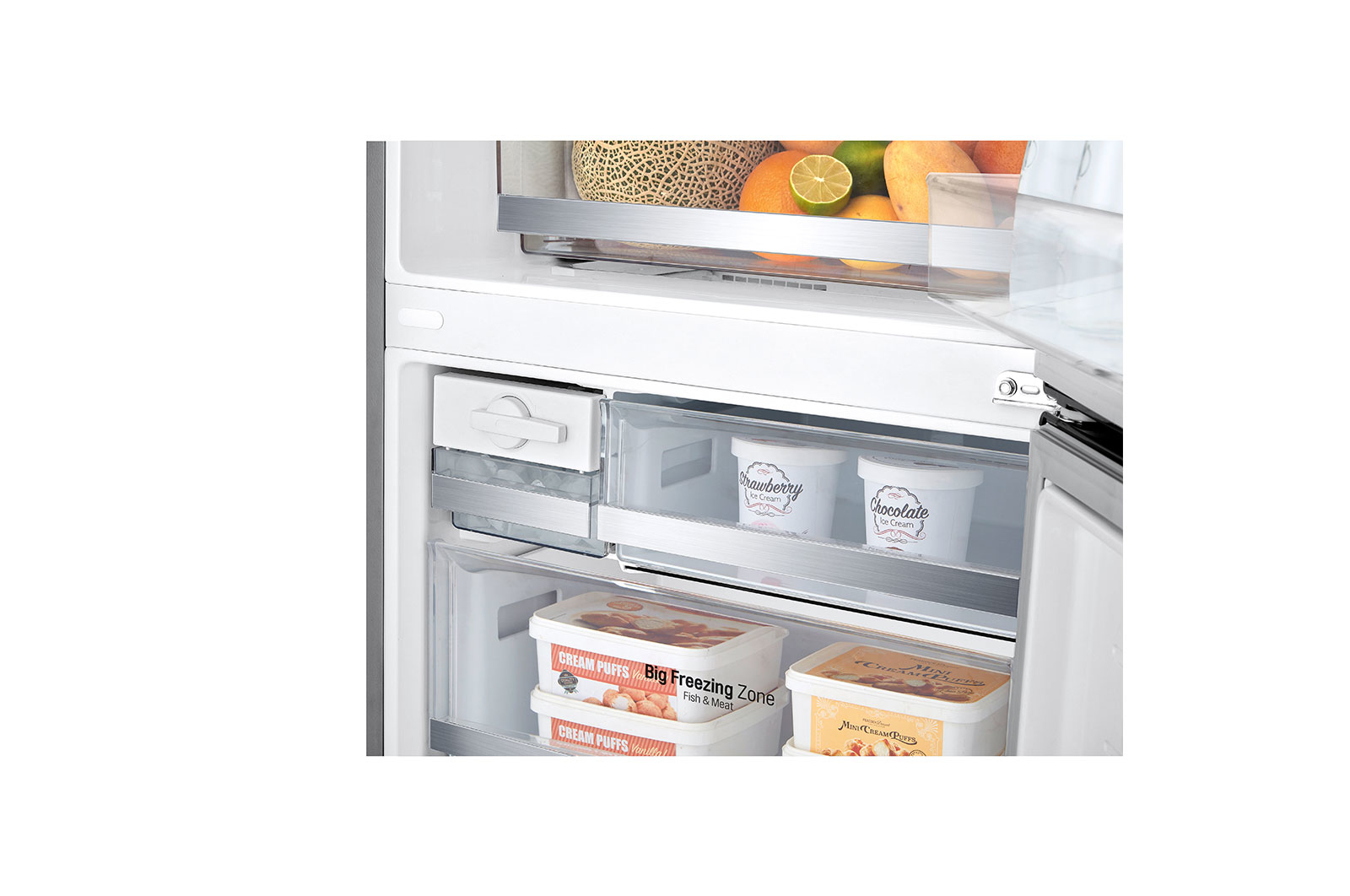 Im Kühlschrank: Eis, Früchte und verschiedene Lebensmittel auf den Regalen.