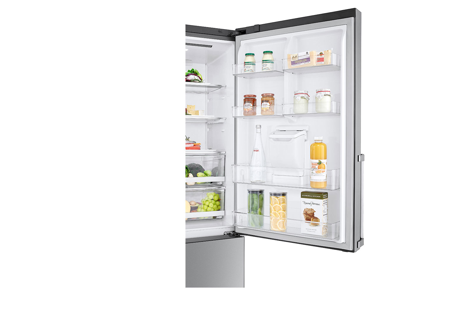 Offener Kühlschrank mit Regalen voller Speisen und Getränke. Innenansicht, weißer Hintergrund.