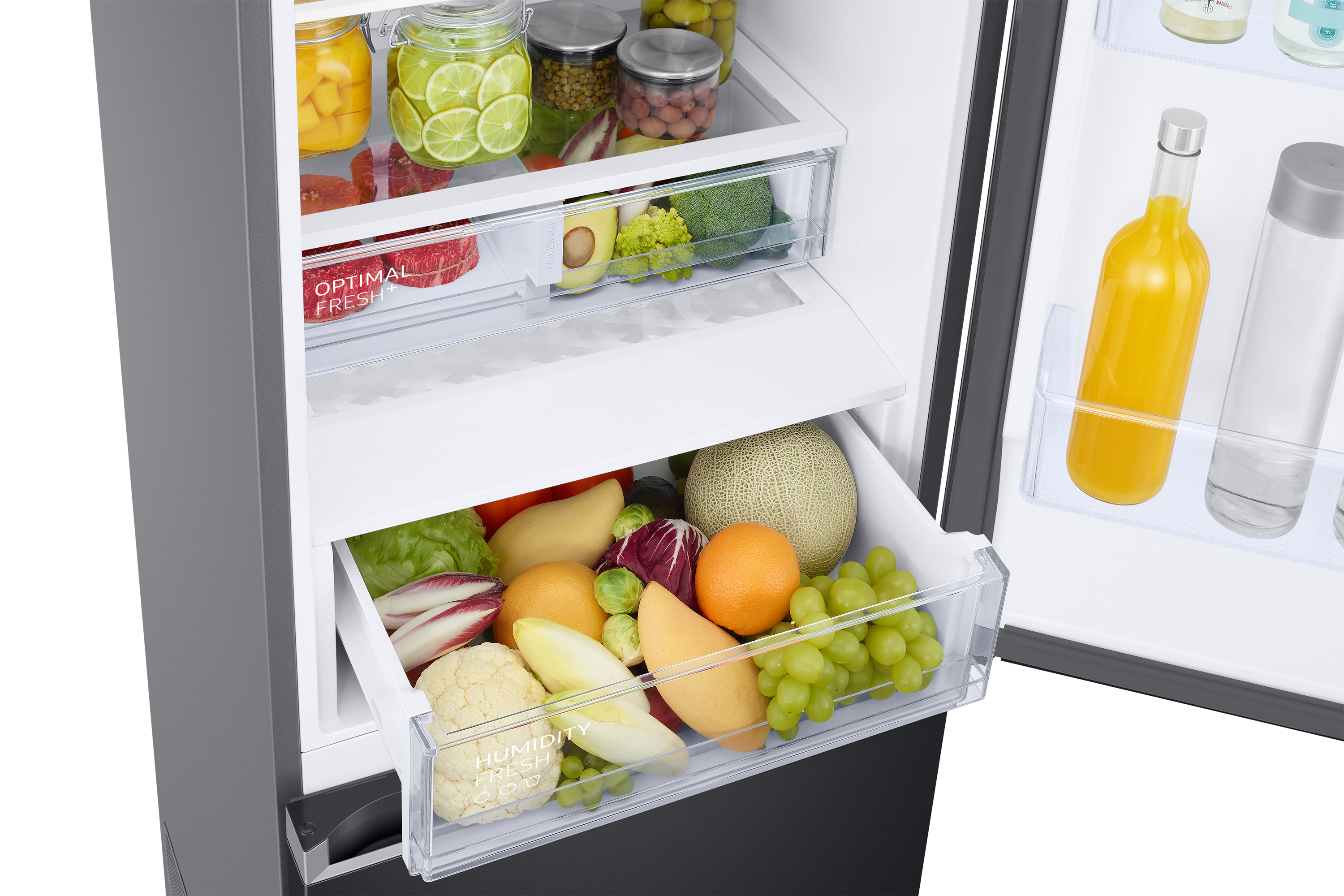 Interno di un frigorifero con frutta, verdura e altri alimenti organizzati nei cassetti.