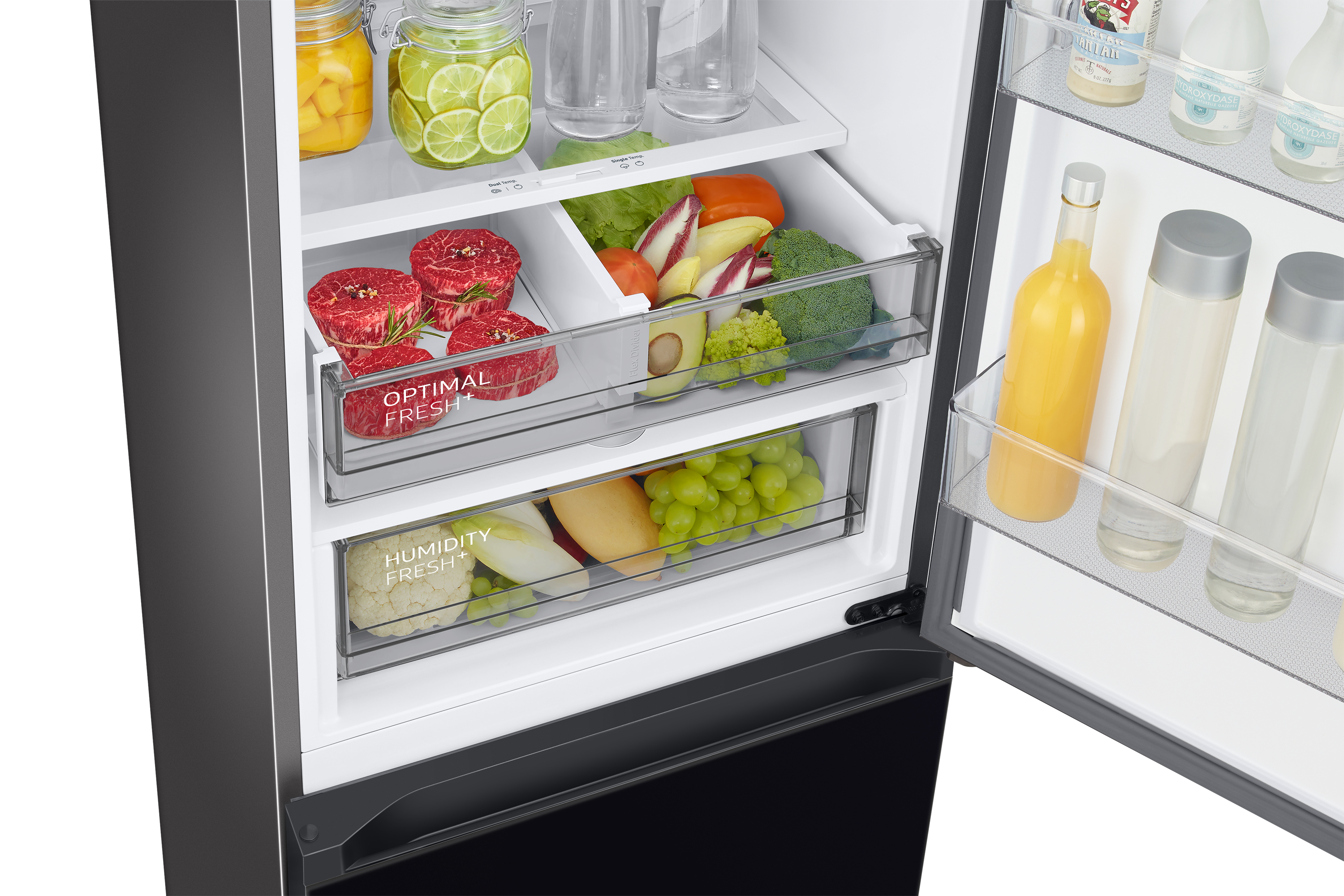 Interior de refrigerador con estantes, cajones y varios alimentos como carne, verduras y bebidas.