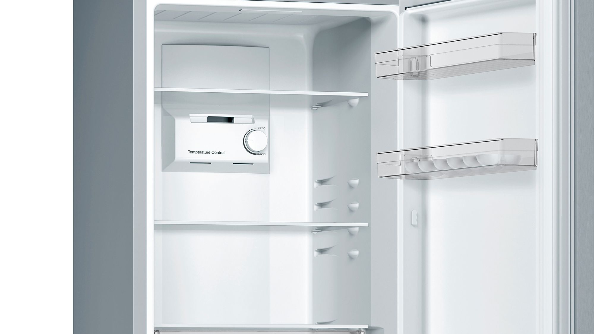 Kühlschrank-Innenraum mit Regalen, Temperaturregelung und Eieraufbewahrung.