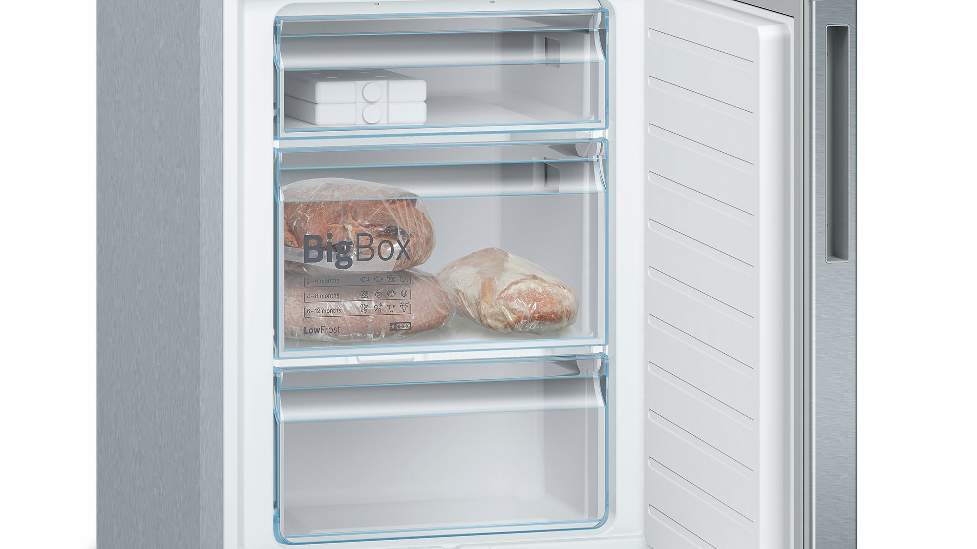 Gefrierschubladen geöffnet, mit verpacktem Fleisch und Tiefkühlkost.