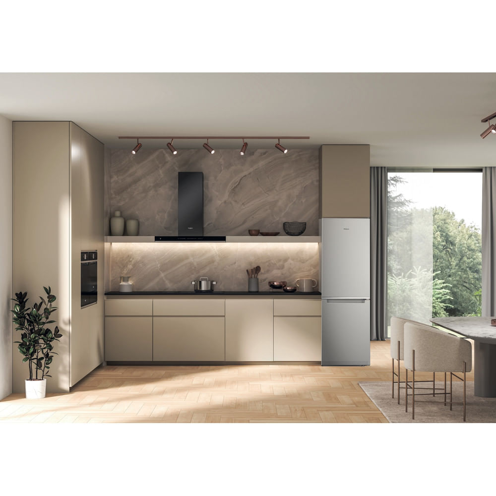 Cocina con refrigerador. Gabinetes beige, suelo de madera, fondo blanco.