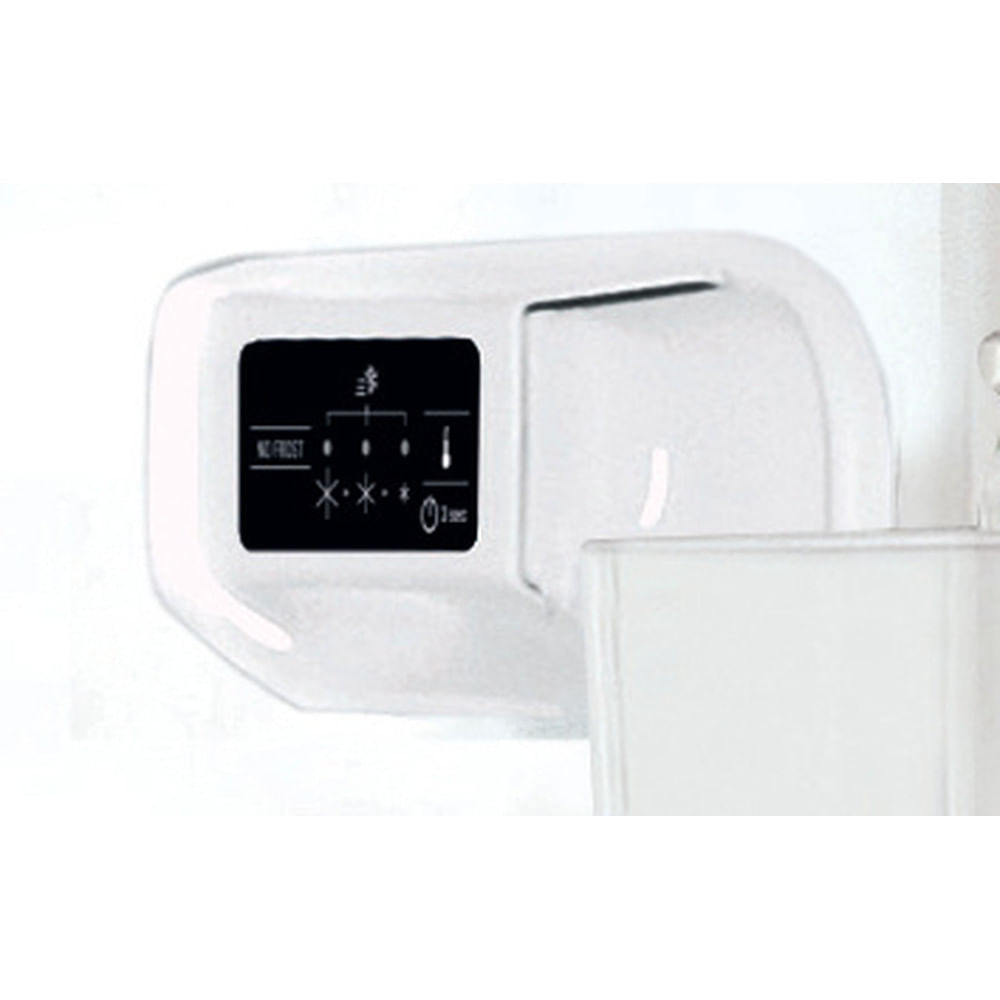 Primer plano de un panel de visualización digital en un refrigerador blanco, mostrando símbolos.