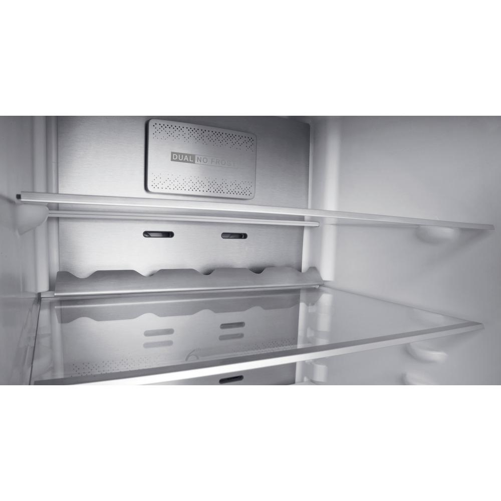 Interior del refrigerador con estantes, elementos metálicos y etiqueta 'Dual No Frost'.