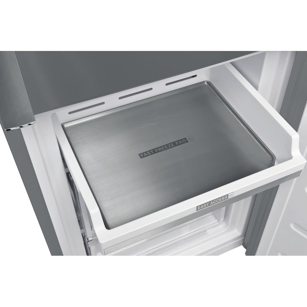 Primer plano del cajón del congelador. Marcado 'FAST FREEZE PAD' y 'EASY ACCESS'.