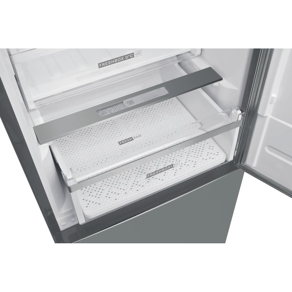 Primer plano de un cajón de refrigerador con alimentos frescos.