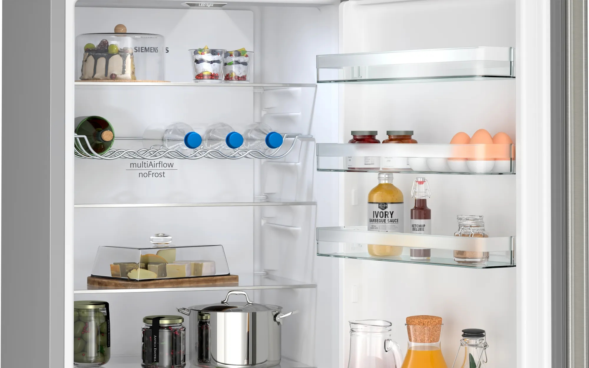 Interior del refrigerador con alimentos, estantes y recipientes de vidrio.