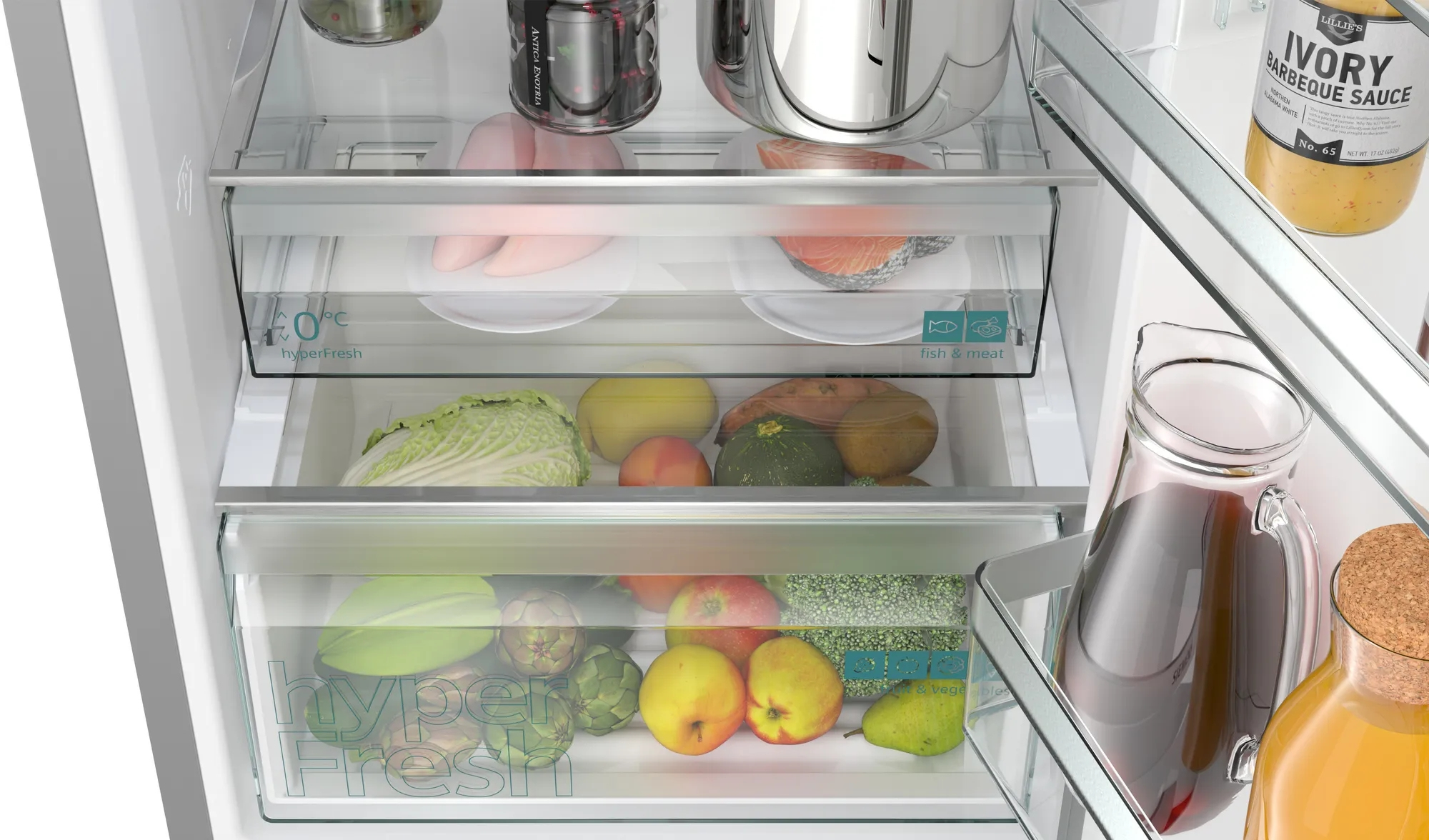Interior de refrigerador mostrando productos frescos en cajones, salsas en estantes. Cajones claros.