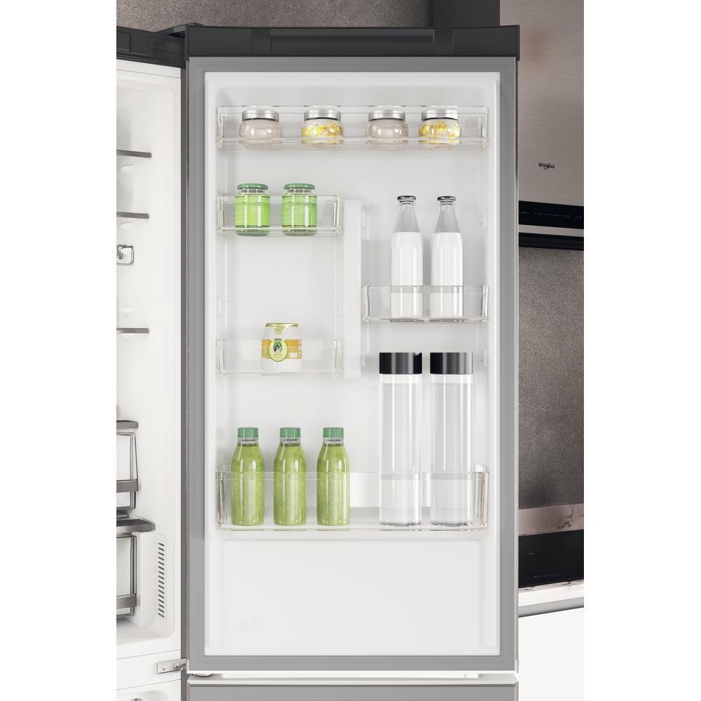 Interior de la puerta del refrigerador con estantes que contienen frascos, jugos y leche.