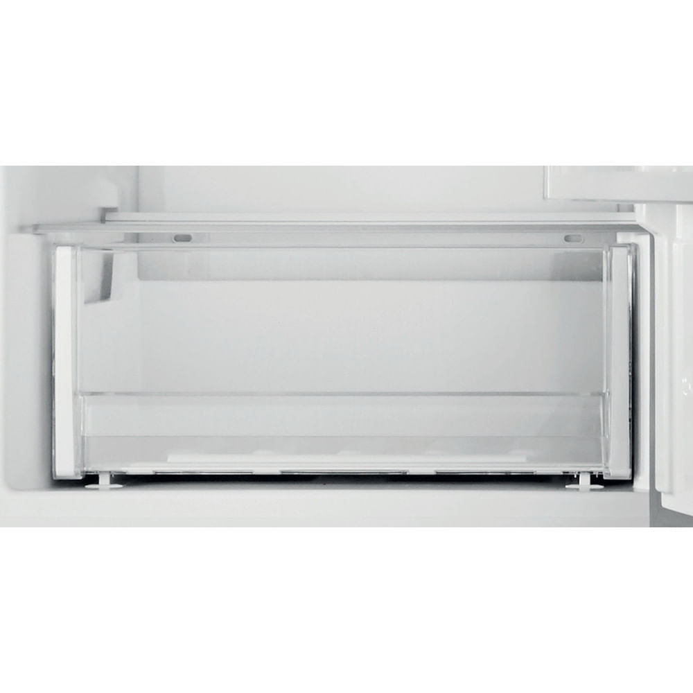 Primer plano de cajones de plástico transparente dentro de un refrigerador. Los cajones están vacíos.